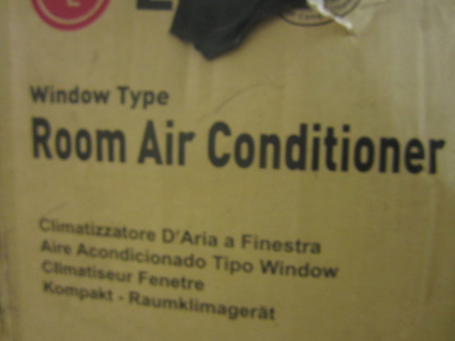 LG window type room air conditioning unit, model W09AC, 240v - Image 2 of 2