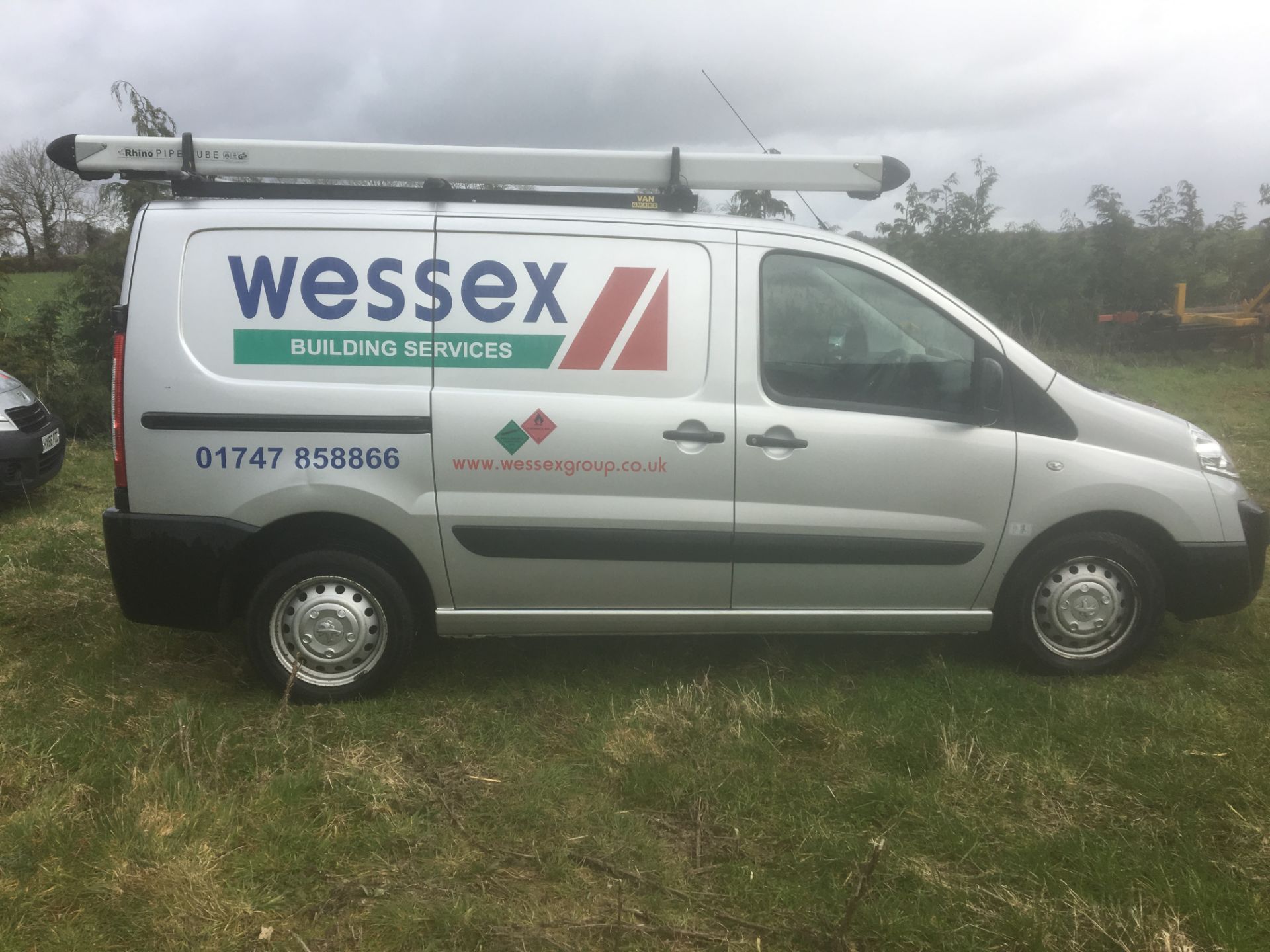 PEUGEOT EXPERT 1000 L1H1 HDI signwritten panel van, with roof rails and tube box, Registration No... - Image 4 of 10