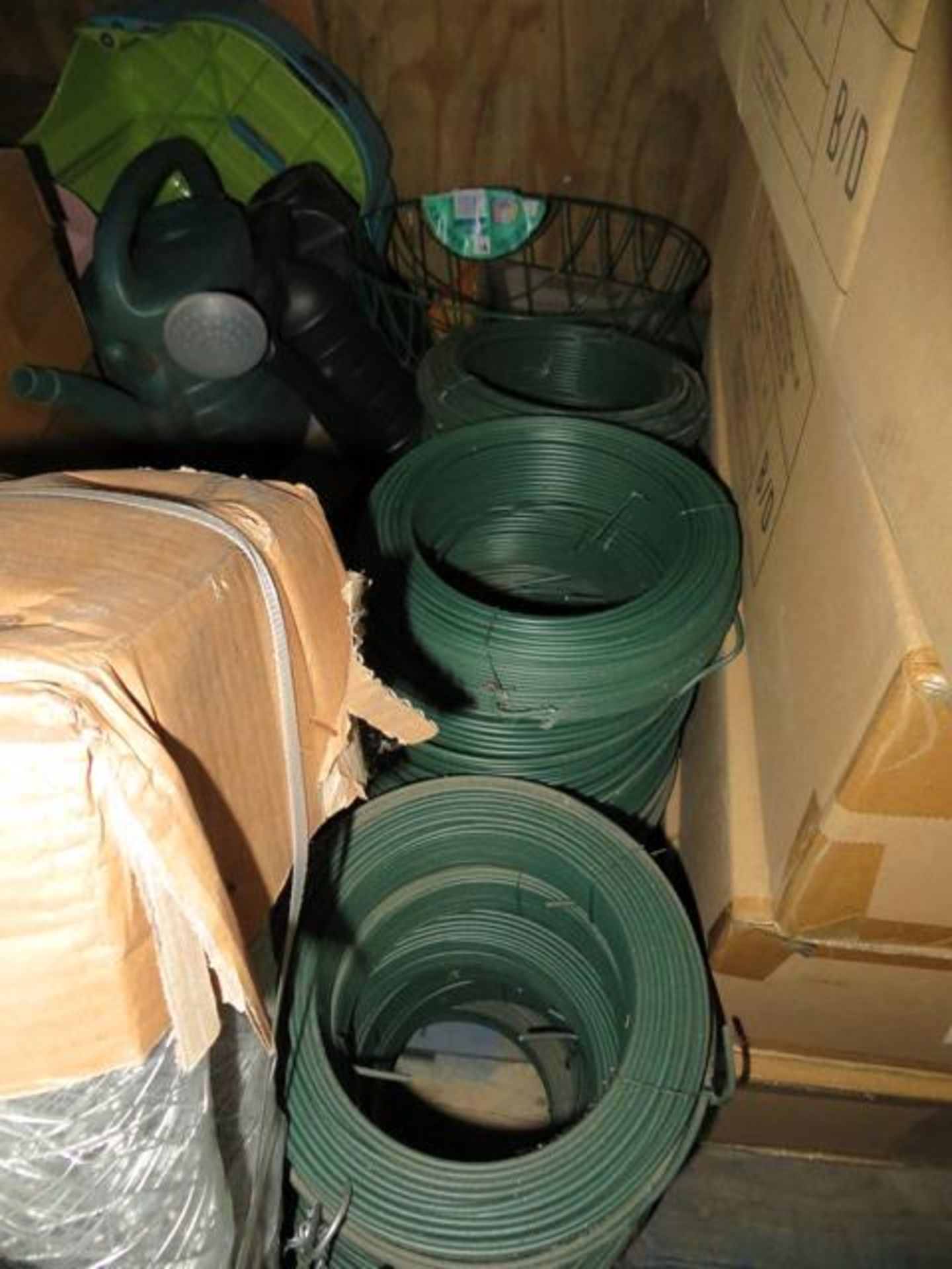 Quantity of Gardening Equipment to include Plant Pots, Hanging Baskets, Chicken Wire, Fence Wire, - Bild 3 aus 5