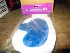 Approx 40 Pet Grooming MittensPlease note: This lot, for VAT purposes, is sold under the Margin