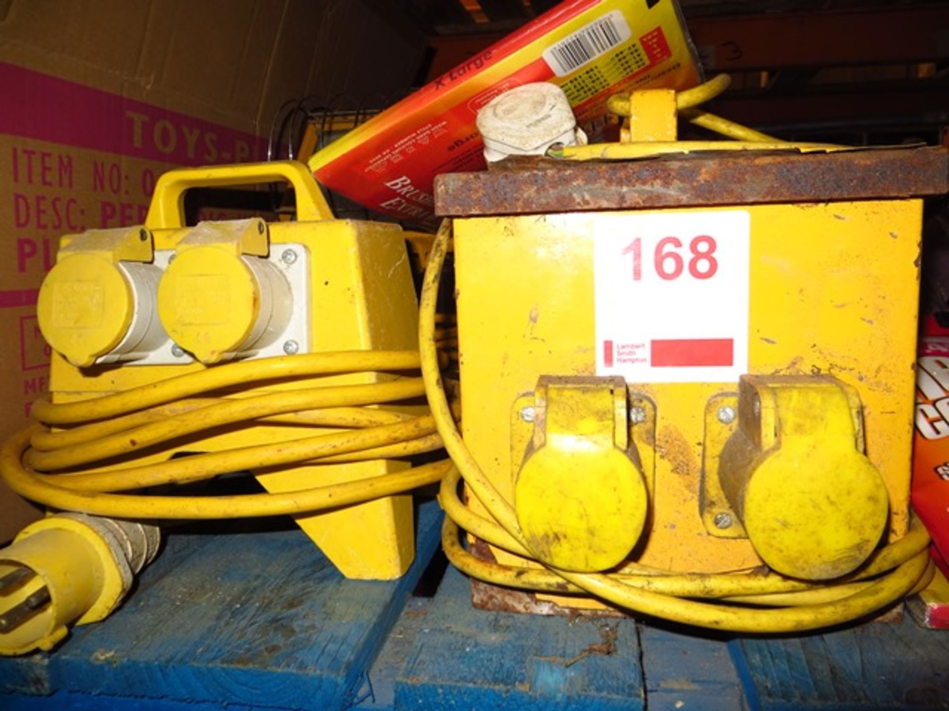 110v Transformer, 110v Splitter, 110v WorklightPlease note: This lot, for VAT purposes, is sold