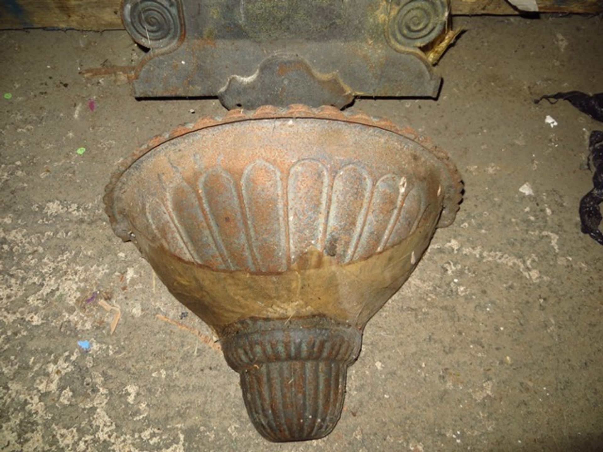 Cast Iron Lion Head Wall Mountable Pond Water Feature c/w Water TroughPlease note: This lot, for VAT - Bild 2 aus 2