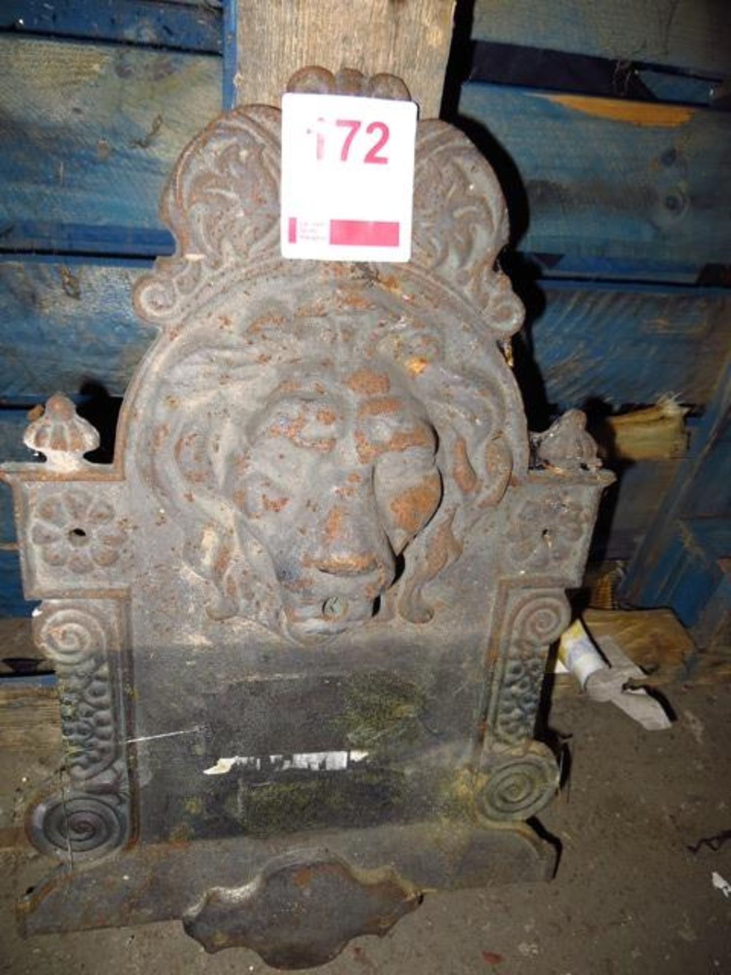 Cast Iron Lion Head Wall Mountable Pond Water Feature c/w Water TroughPlease note: This lot, for VAT