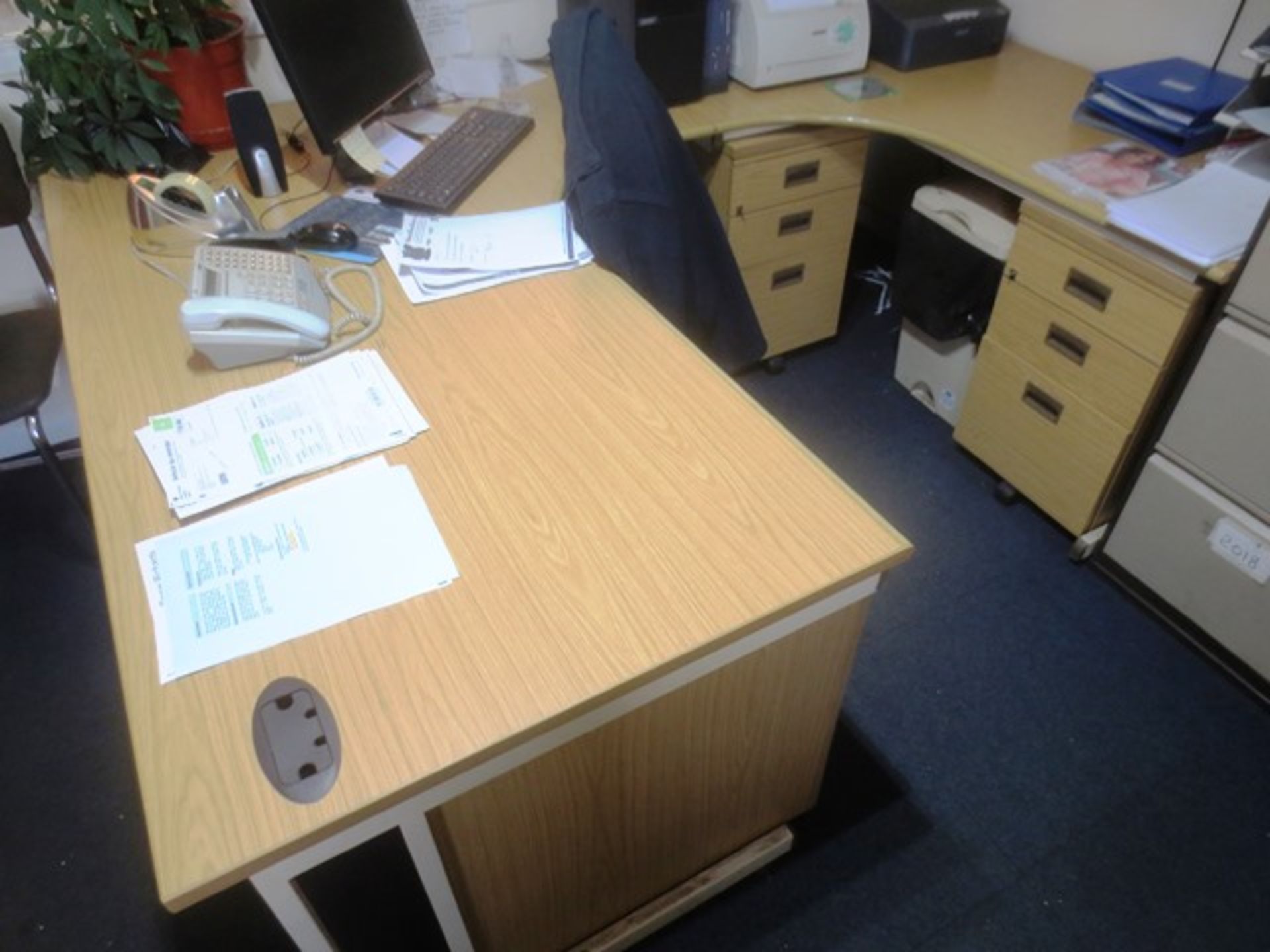 Light oak effect desk, four light oak effect 3-drawer pedestals, two light oak effect desk sections, - Image 2 of 3
