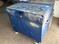Lockable tool chest, wheeled, with key