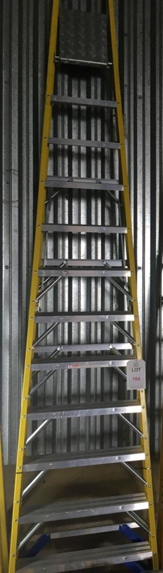 Werner 11 tread fiberglass step ladder - Image 2 of 2