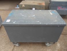 Lockable tool chest, wheeled, with key