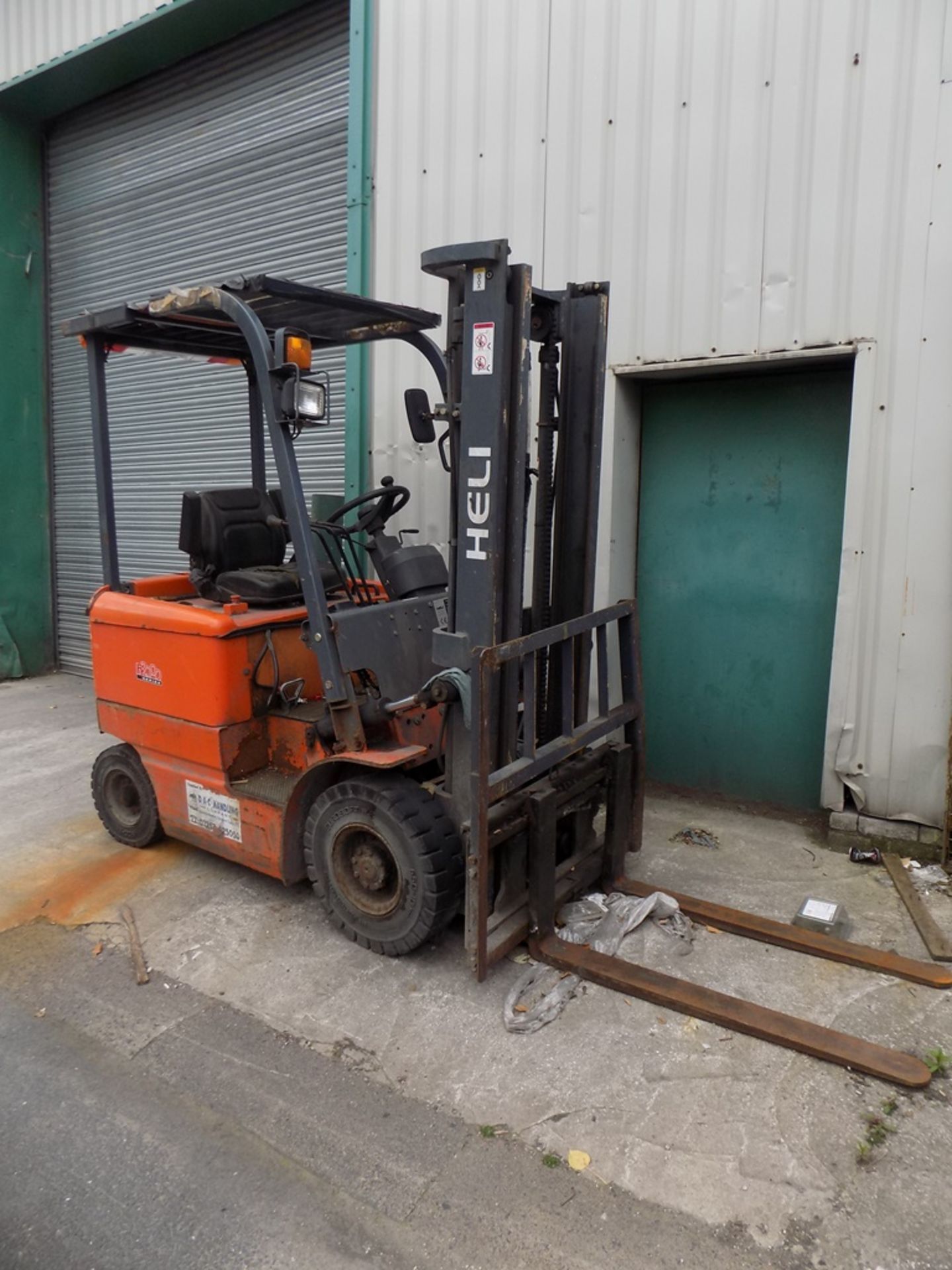 Heli 1,500kg electric counter-balance fork lift truck (Sold as spares & repairs only). *NB: This - Image 2 of 2