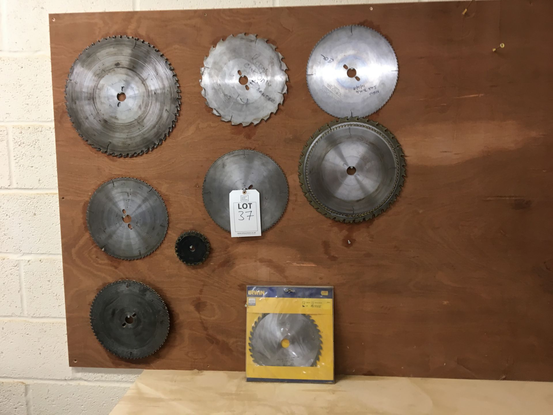 A quantity of saw blades, as lotted