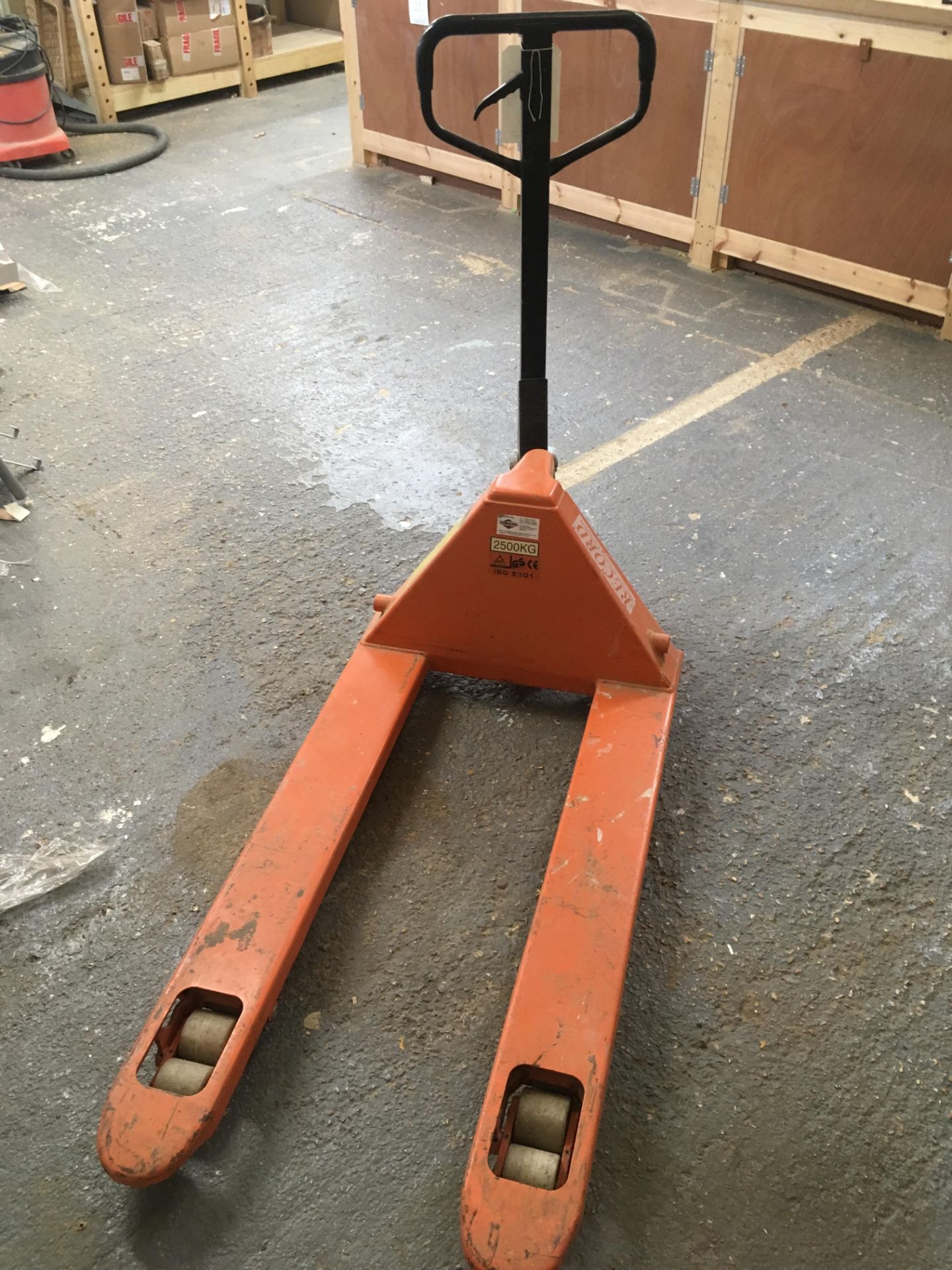 Record 2500 kg pallet truck, Year of manufacture: 2007 - Image 2 of 3