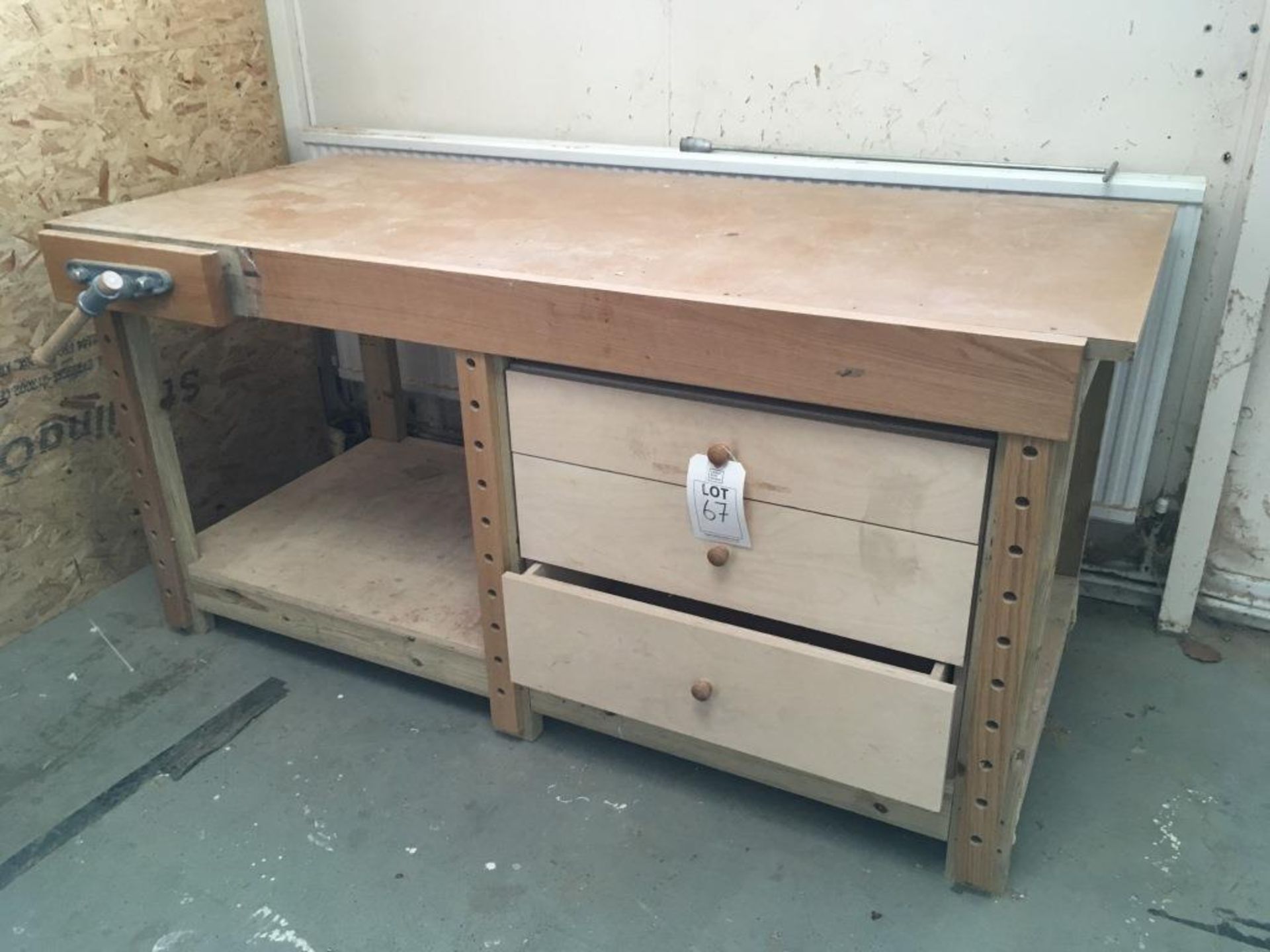 Work bench with vice