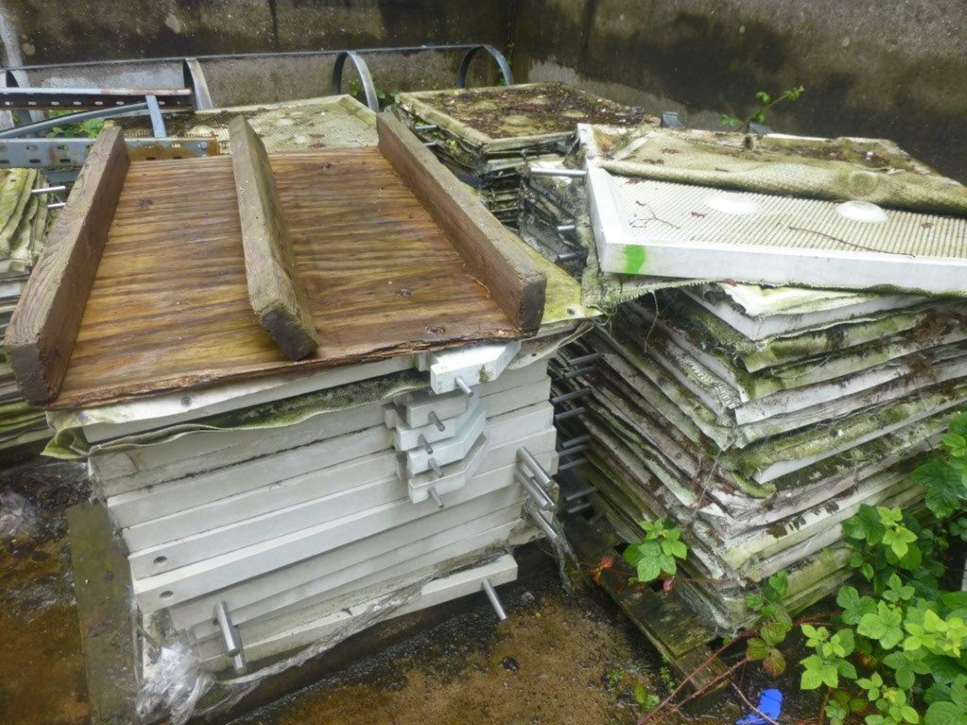 William Boulton 2231 partially dismantled filter press, overall length 7.4m with a quantity of - Image 3 of 4