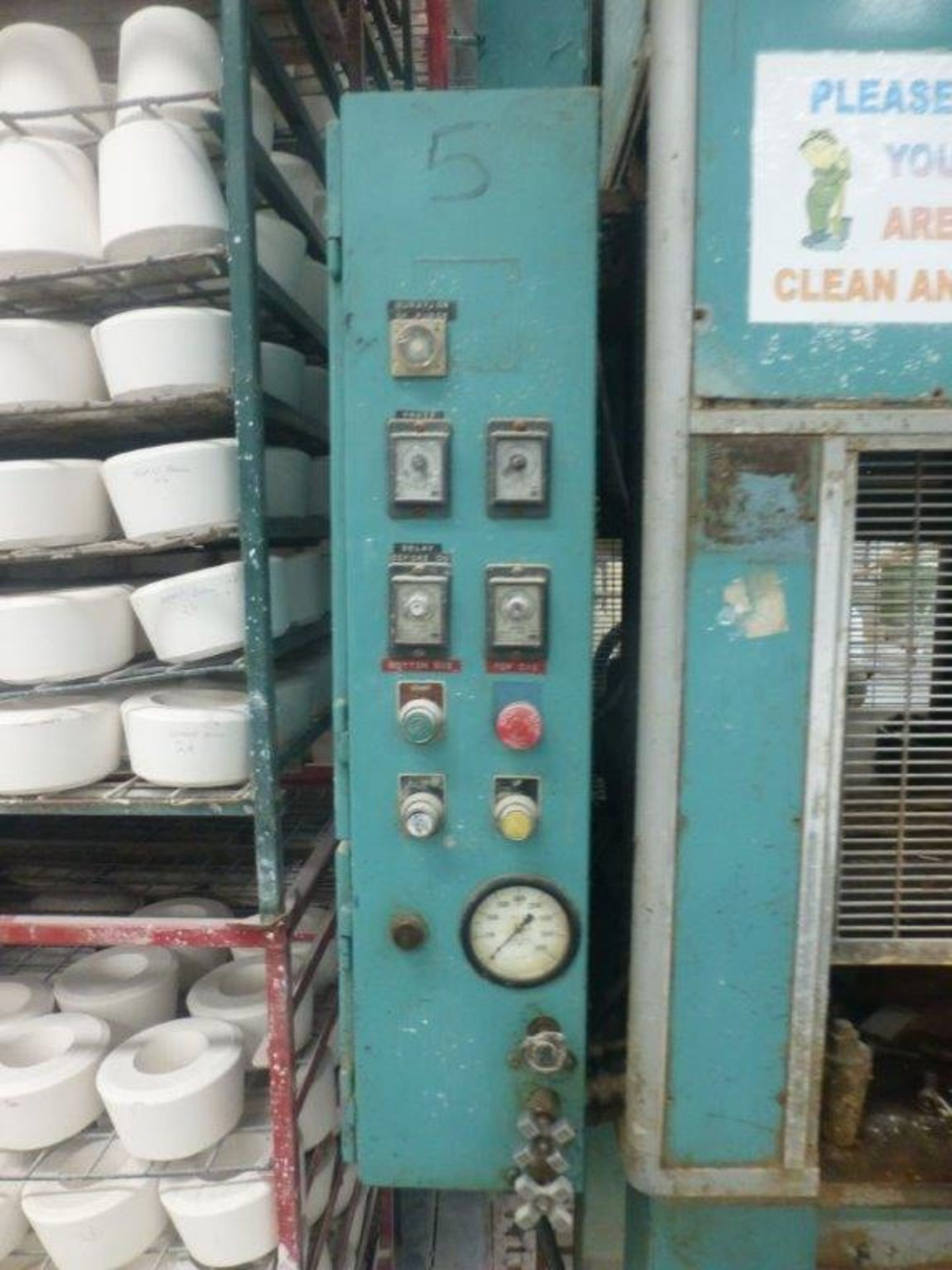 Single ram hydraulic press, platen size 34" x 44", Plant No RP5 (not in use) - Image 2 of 4