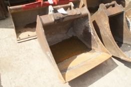 950mm digger bucket.