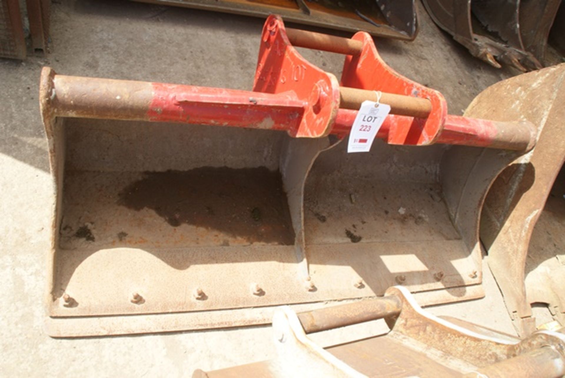 1800mm digger bucket.