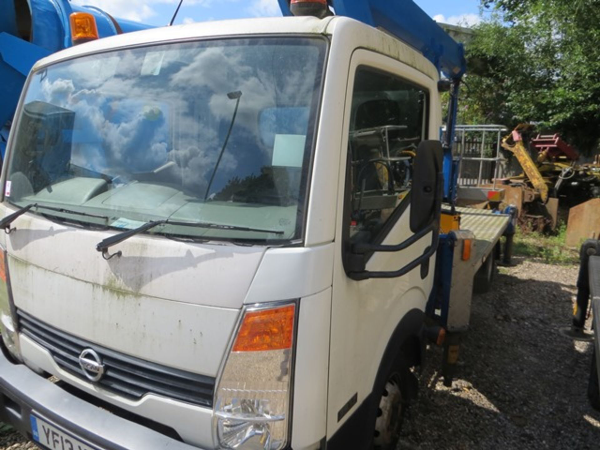 Nissan Cabstar 35.12 LWB flat bed lorry, Reg No YF13 XMK, 2488cc, DOR 18/06/2013, mileage 32161, c/w - Bild 2 aus 11