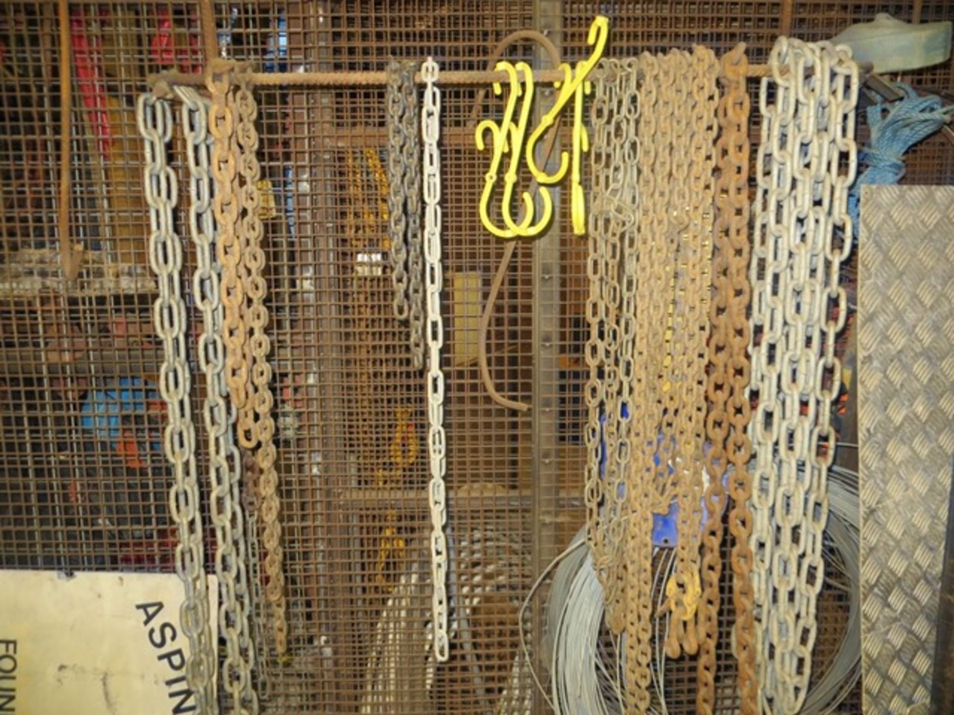 Contents of cage to include workbench & vice, 3 tool chests, various hand tools, wire rope etc., - Image 2 of 6