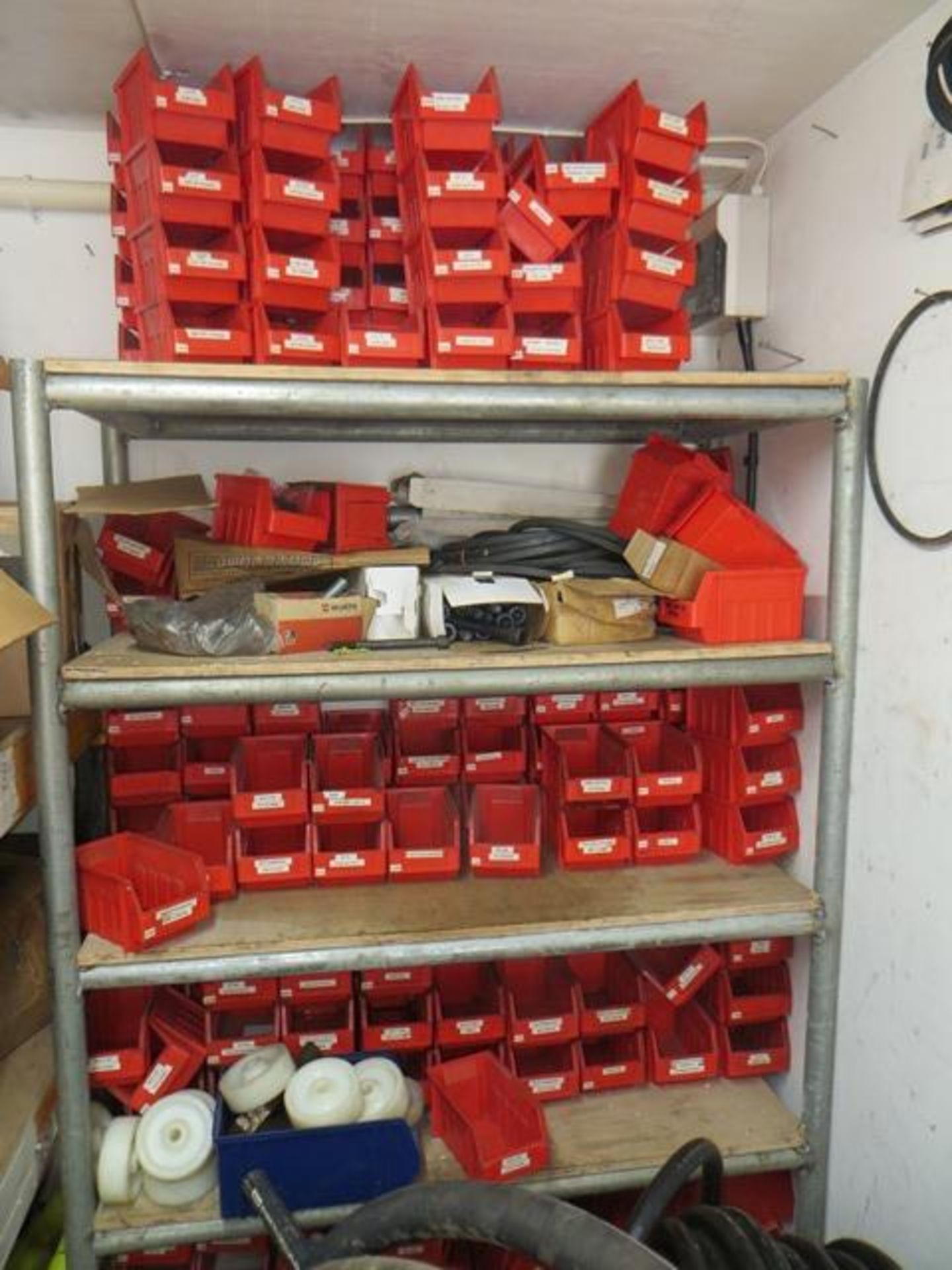 Contents of container to include hose, rams, pins, plates, racking, hydraulic hose, spiral wraps - Image 3 of 4