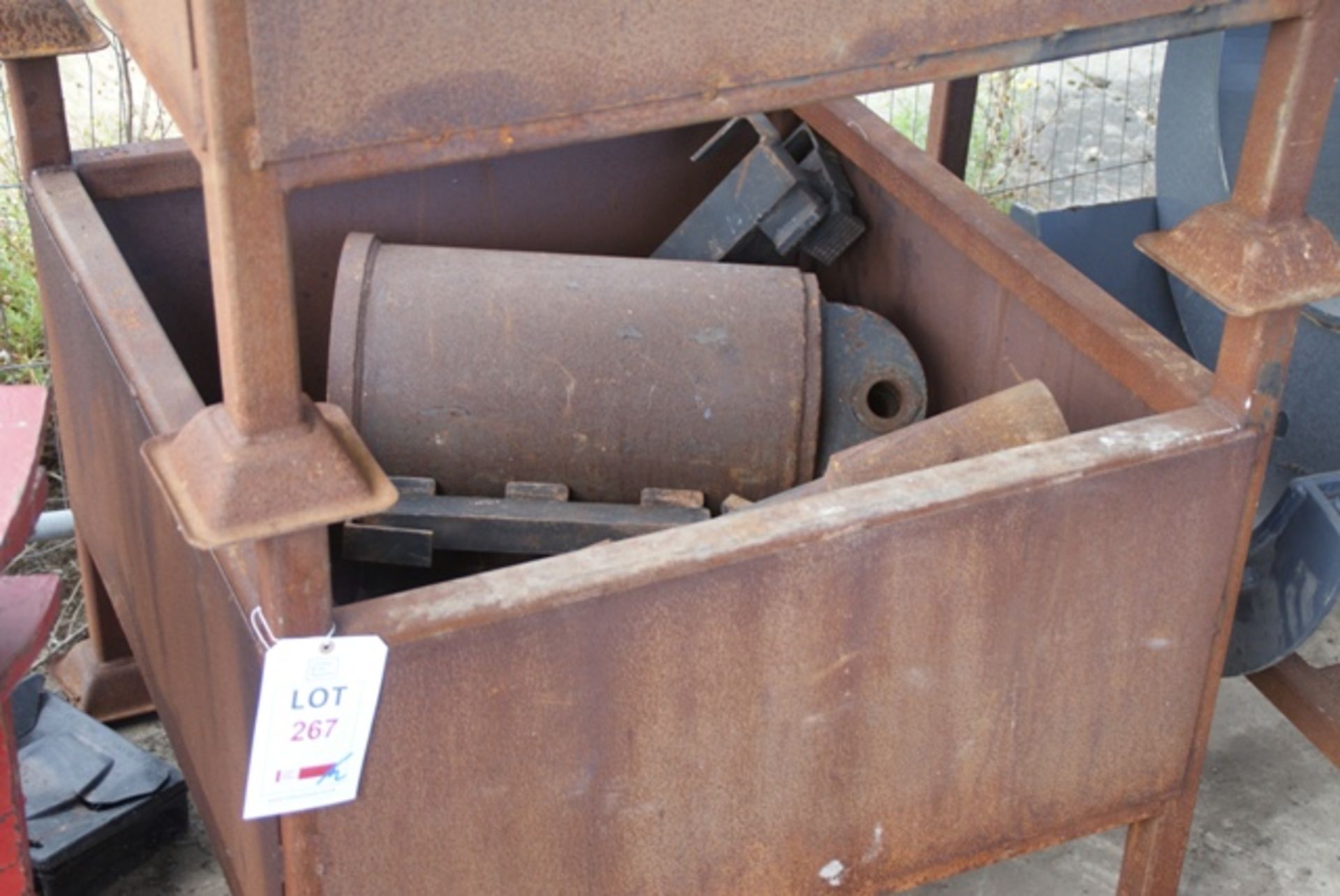 Two stillages of miscellaneous piling equipment - Image 2 of 2