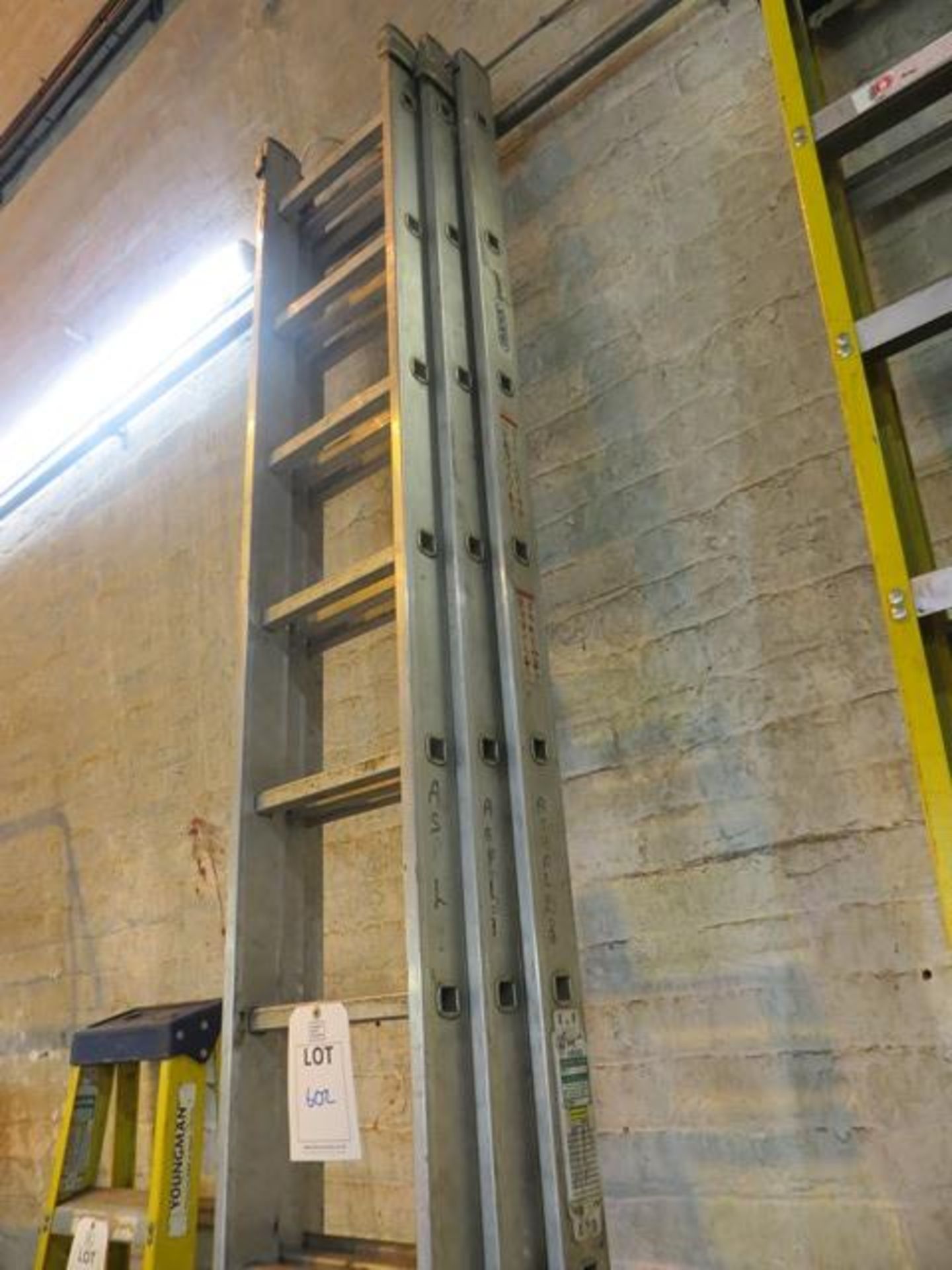 Set of triple aluminium extending ladders, length 310cm, 12 runs on each section, 3 sections in