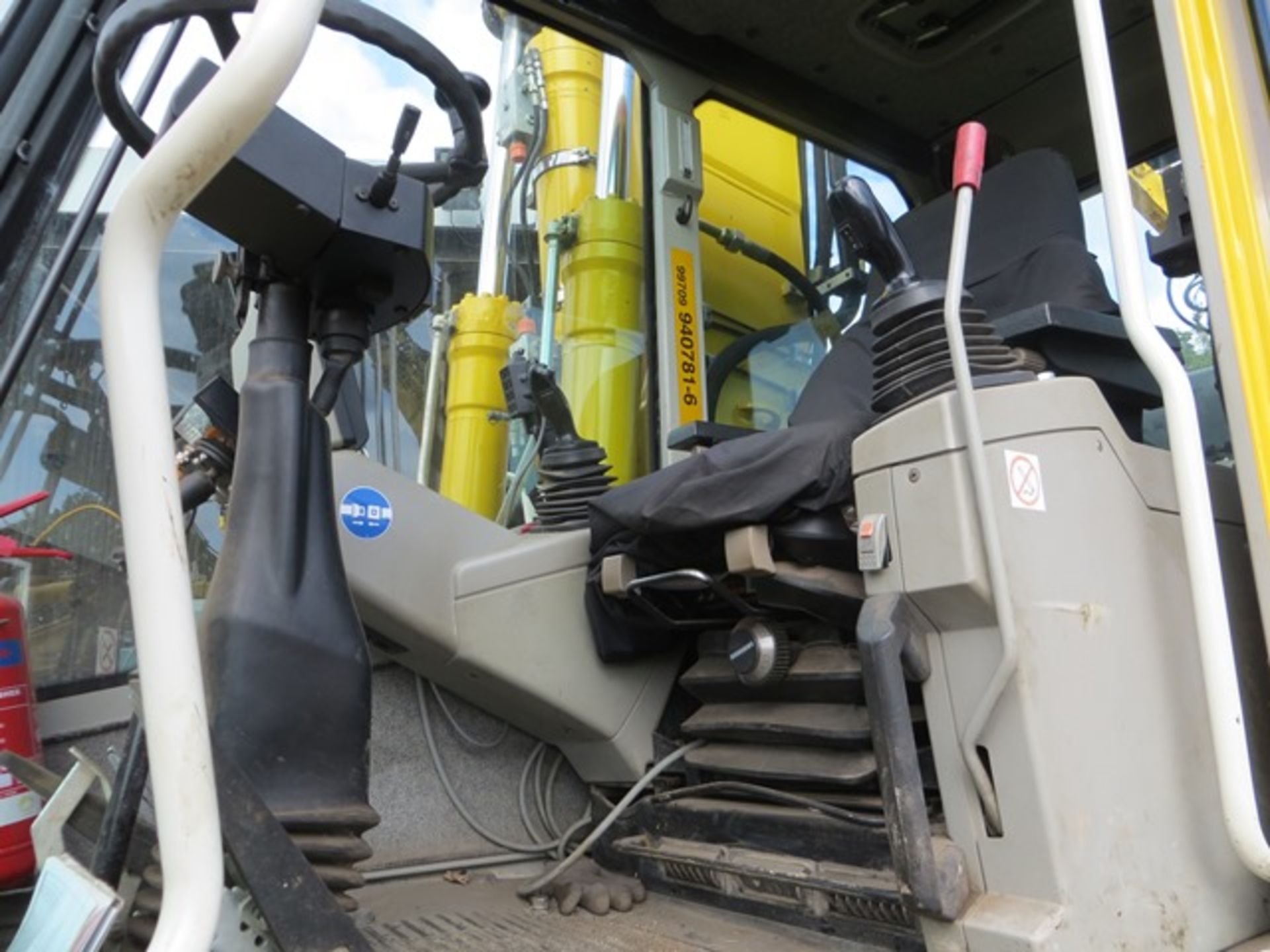 Liebherr A900C ZW road / rail excavator s/n WLH2138A2K068365 (2014) running hours approx 3,600. - Image 7 of 12