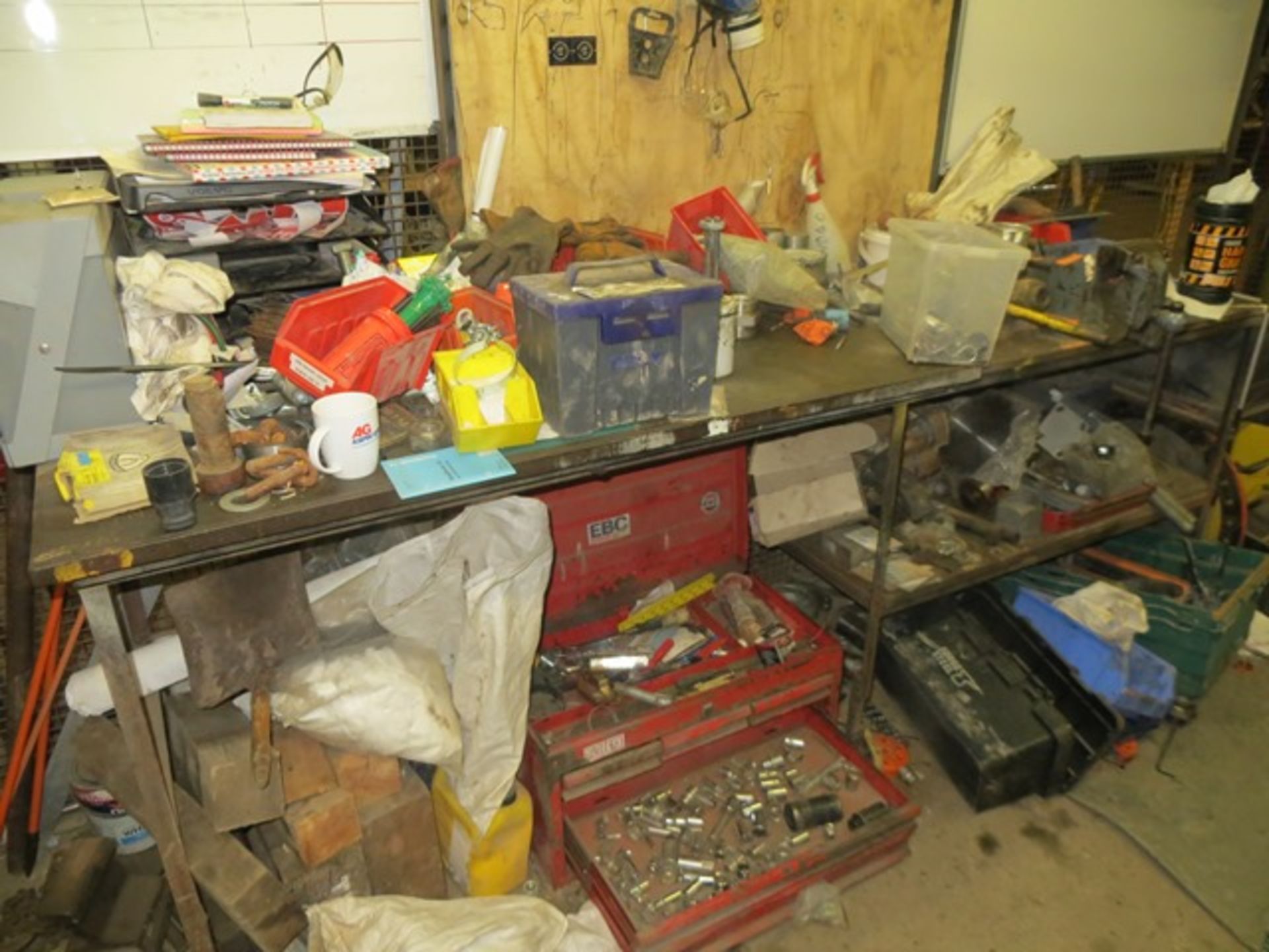 Contents of cage to include workbench & vice, 3 tool chests, various hand tools, wire rope etc., - Image 6 of 6