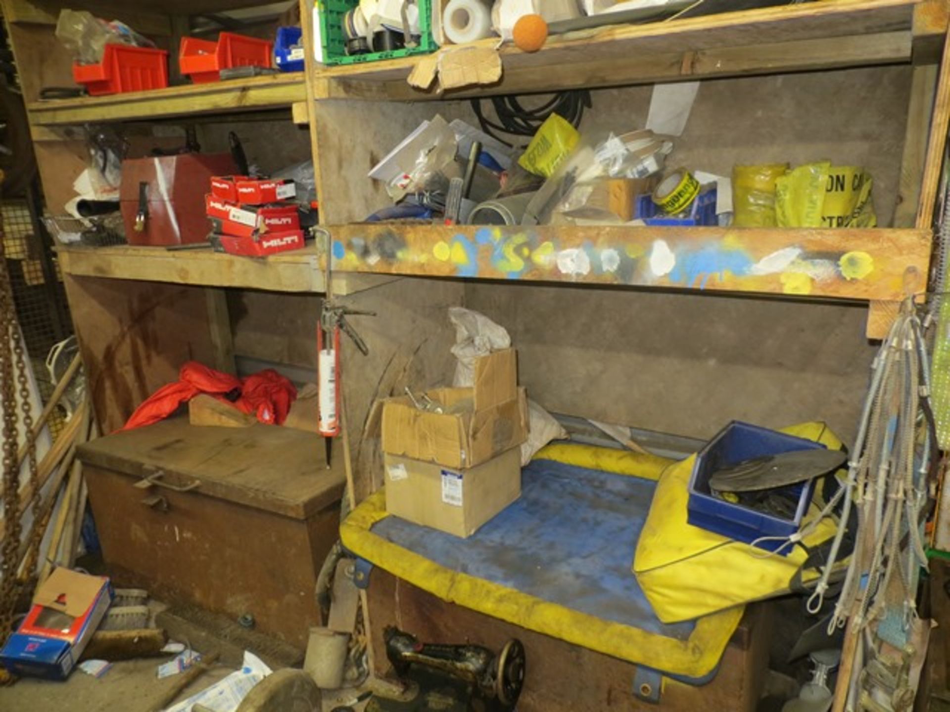 Contents of cage to include workbench & vice, 3 tool chests, various hand tools, wire rope etc., - Image 4 of 6