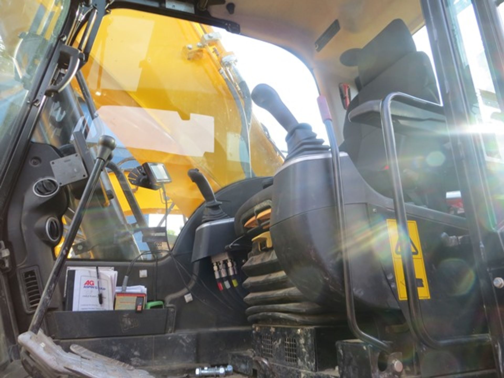 JCB JS370 tracked hydraulic excavator monoboom s/n JCBJS37ET02050857 (2015) running hours approx 1, - Image 9 of 13