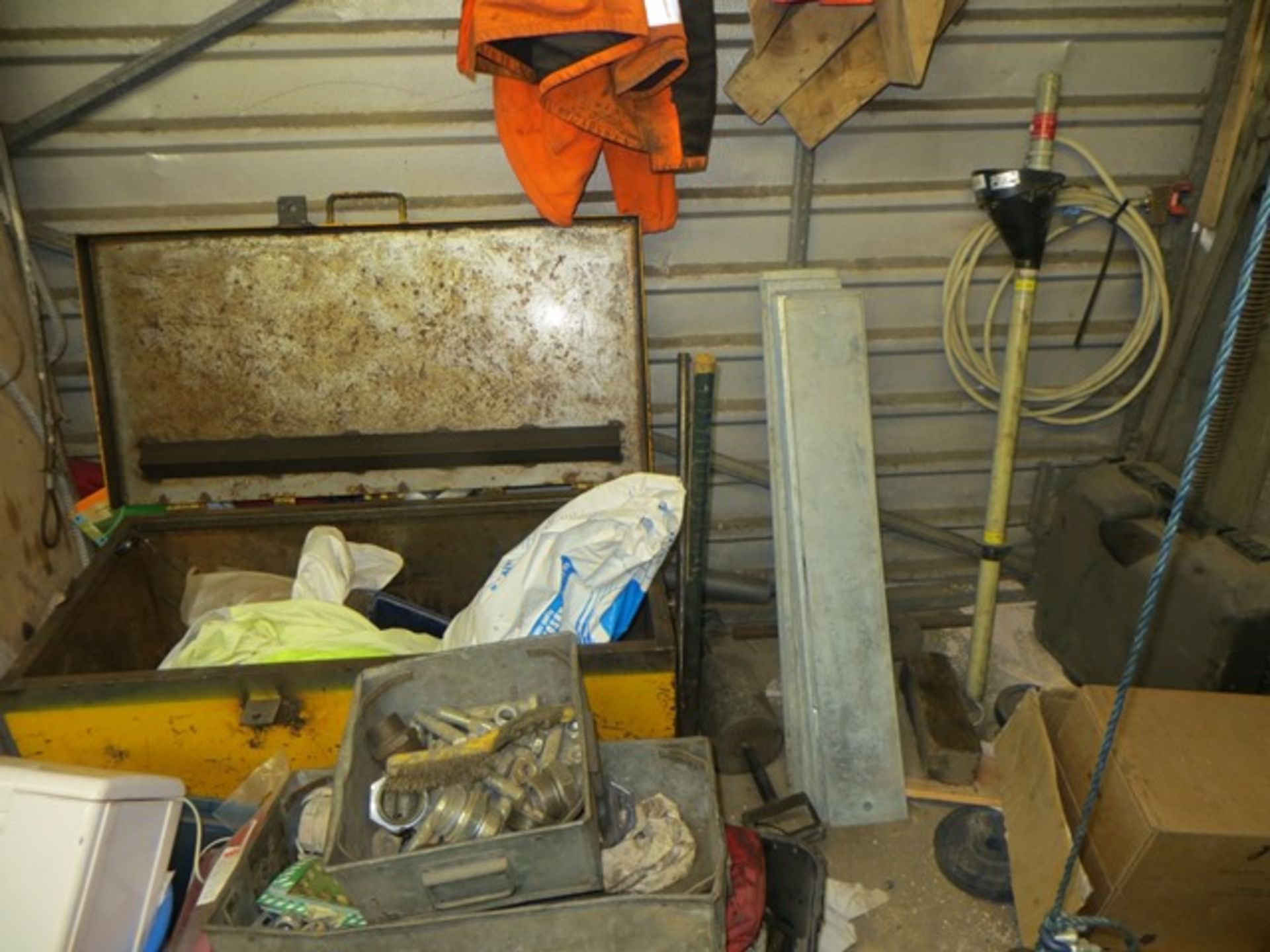 Contents of cage to include workbench & vice, 3 tool chests, various hand tools, wire rope etc., - Image 3 of 6