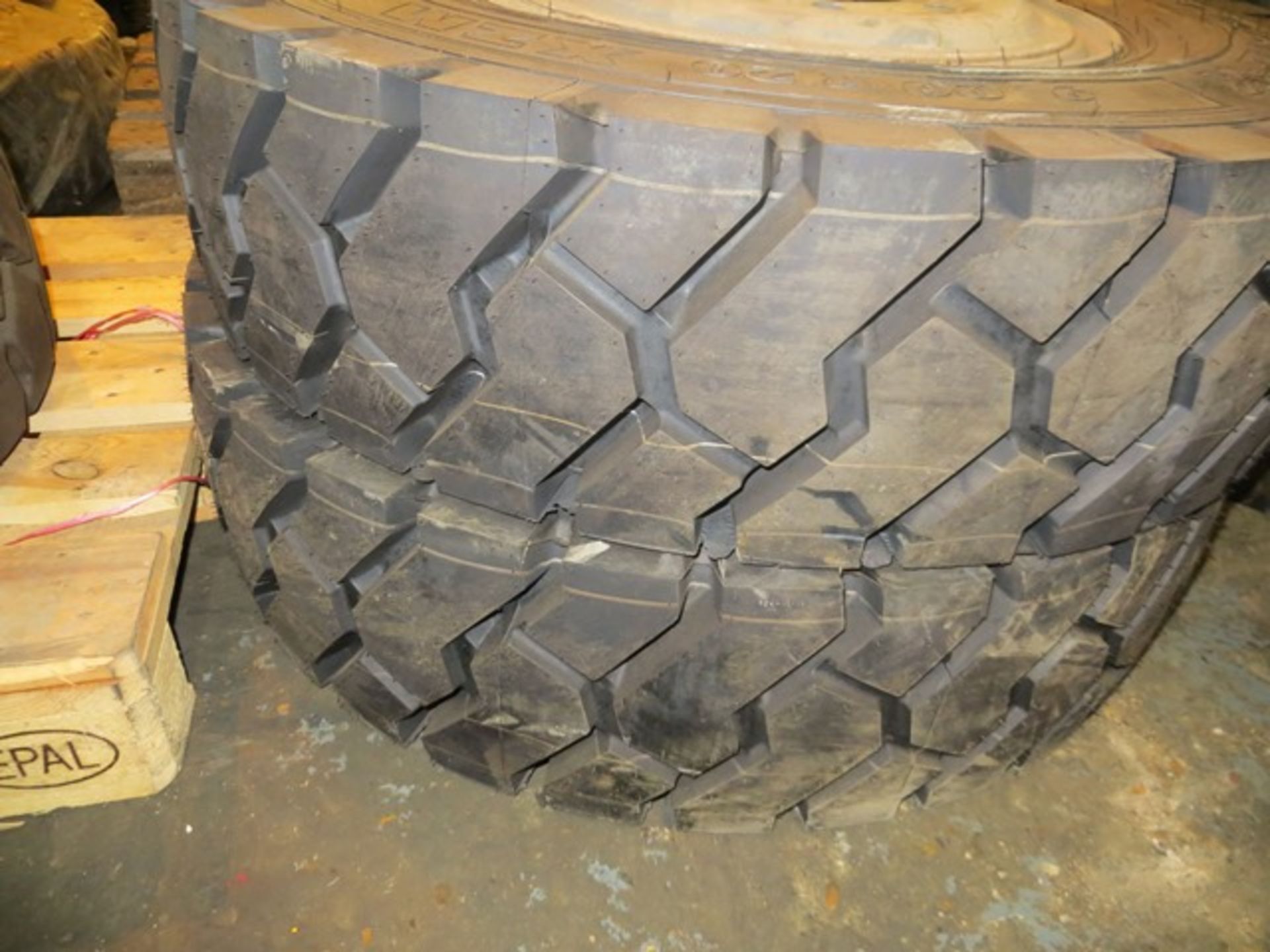 Two unused Michelin radial tubeless stabil X9.00 R29XZM tyres & rims - Image 2 of 2