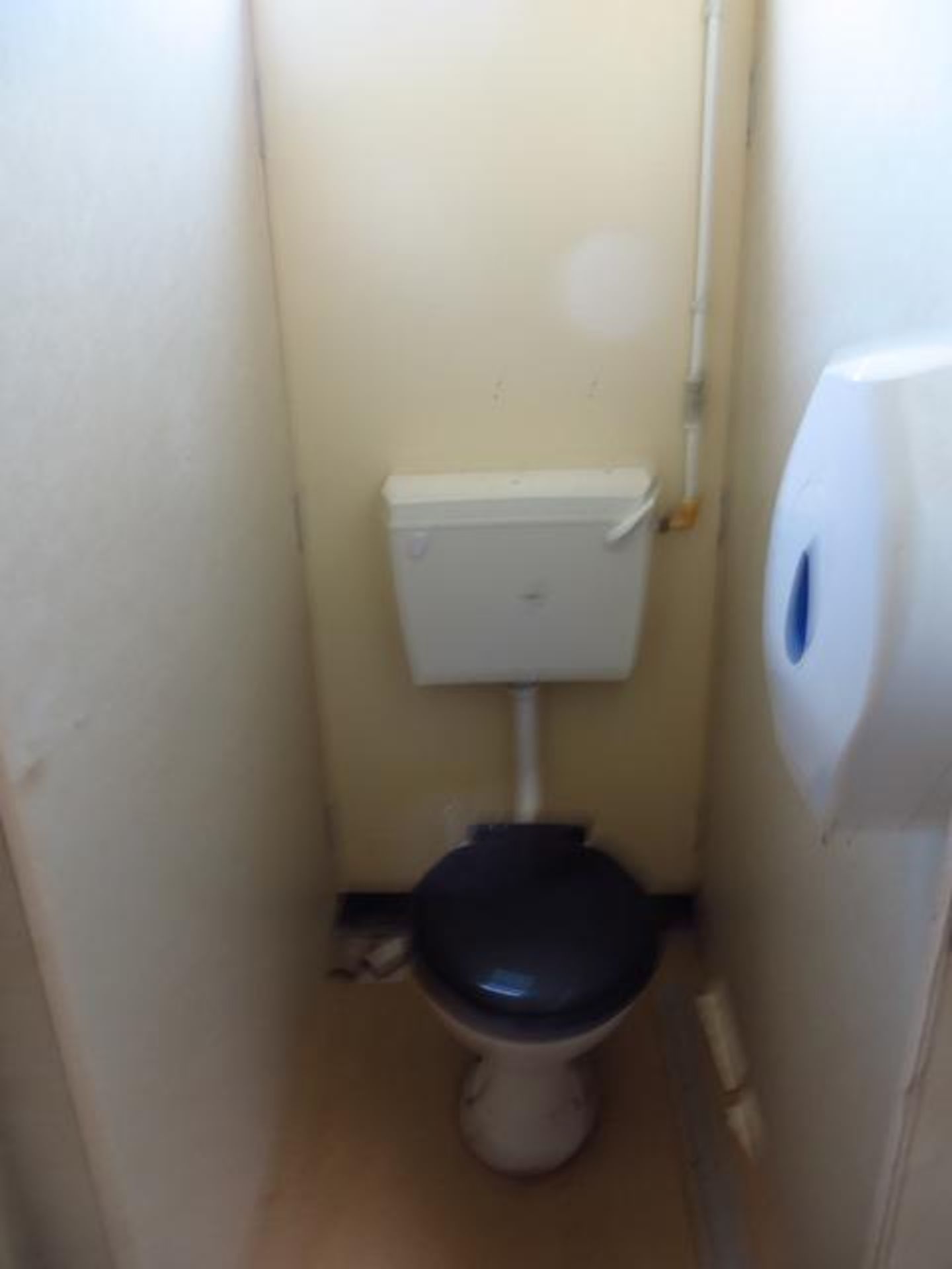 18' x 9' Jackleg Steel Container Split WC 3 Cubicles & 3 Urinals c/w Separate Ladies Toilet Cubicle - Image 5 of 5