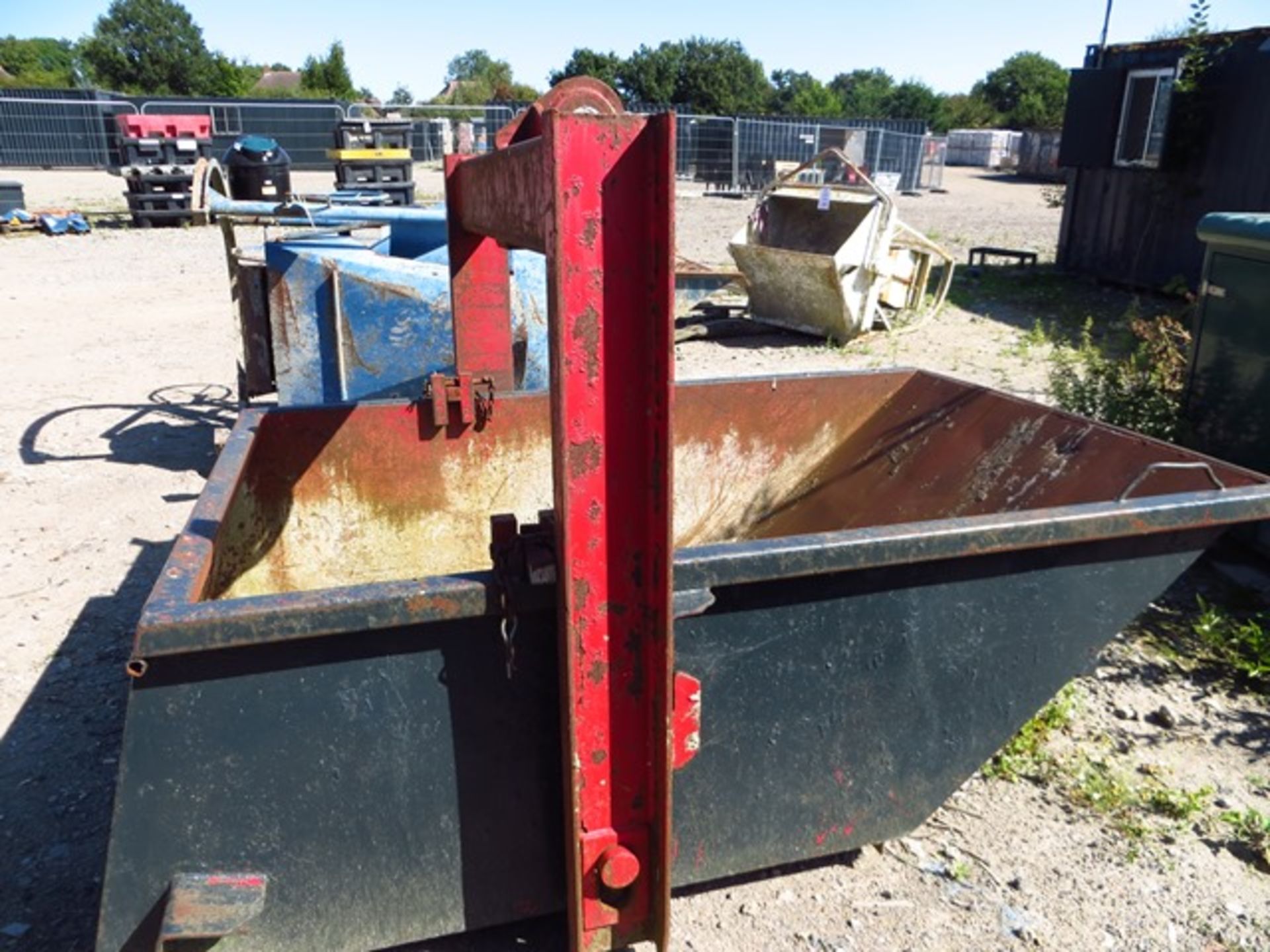 2000 Litre Crane Liftable Tipping Skip NB: This item has no record of Thorough Examination. The - Image 2 of 3