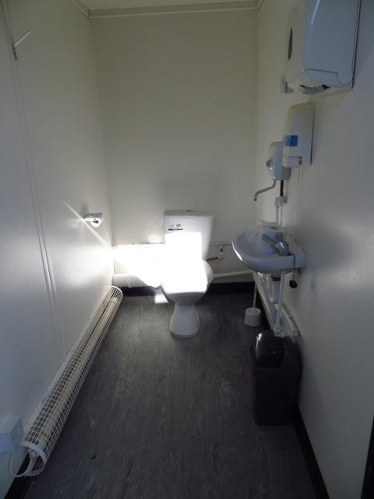 21' x 9' Steel Container Split WC 4 Cubicles & large Urinal c/w Separate Ladies Toilet Cubicle - Image 7 of 7