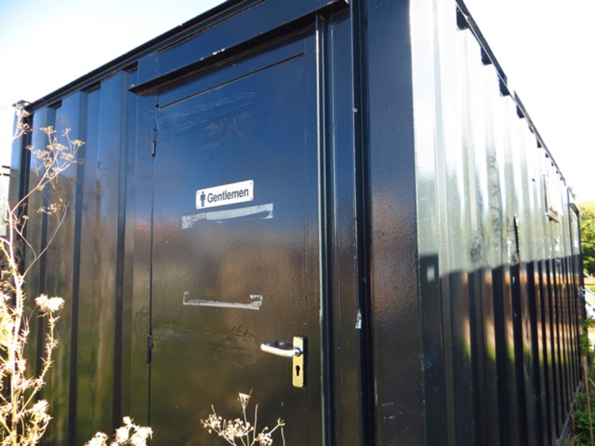 21' x 9' Steel Container Split WC 4 Cubicles & large Urinal c/w Separate Ladies Toilet Cubicle - Image 3 of 7