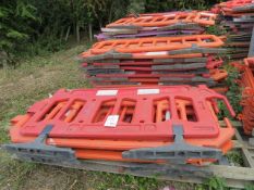 Approx 100 Plastic Crowd Control Barrier Fence as Lotted H 1800mm x W 1100mm