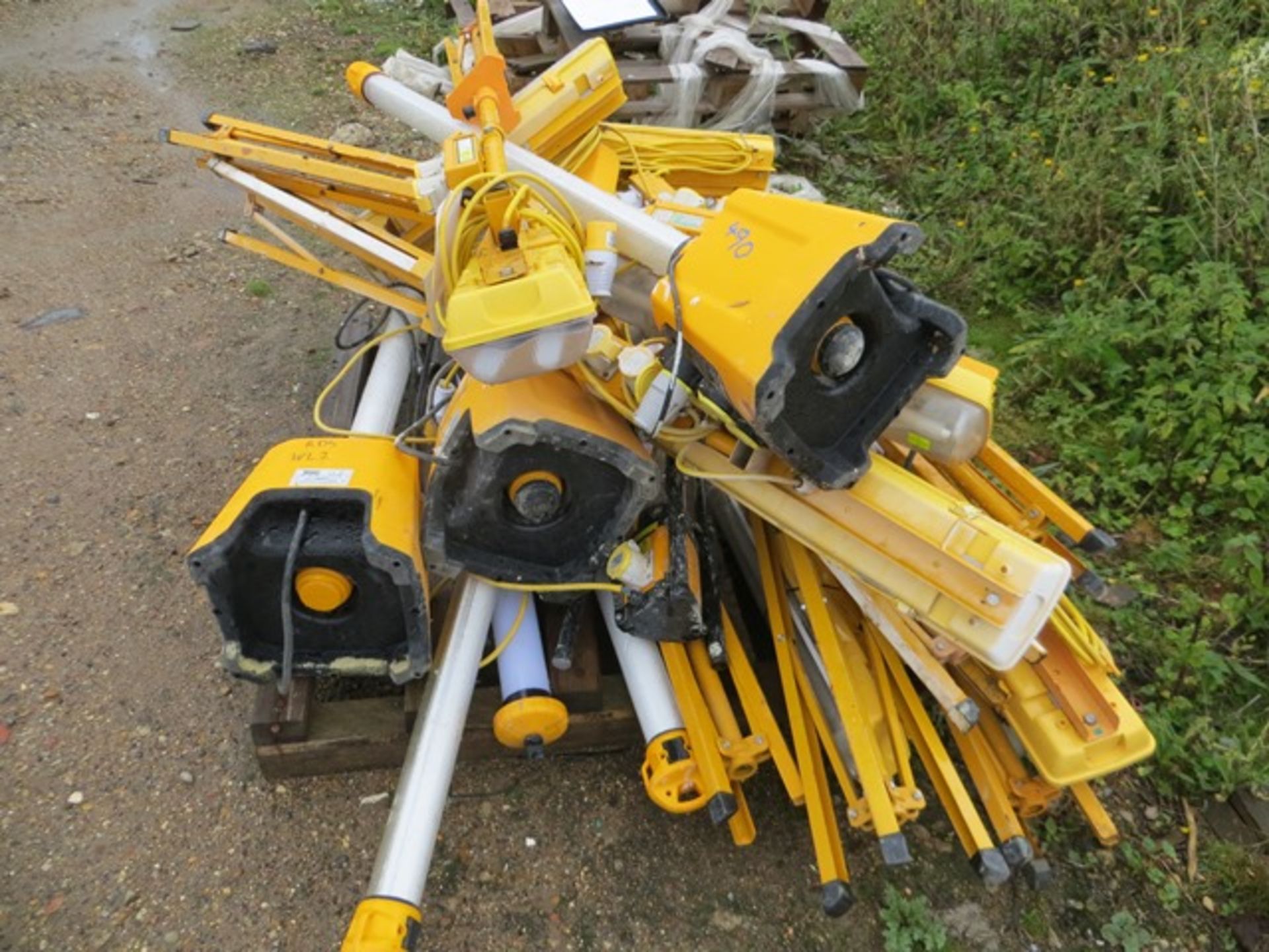 Pallet containing approximately 15 various Defender 110v lights as lotted - Image 2 of 2