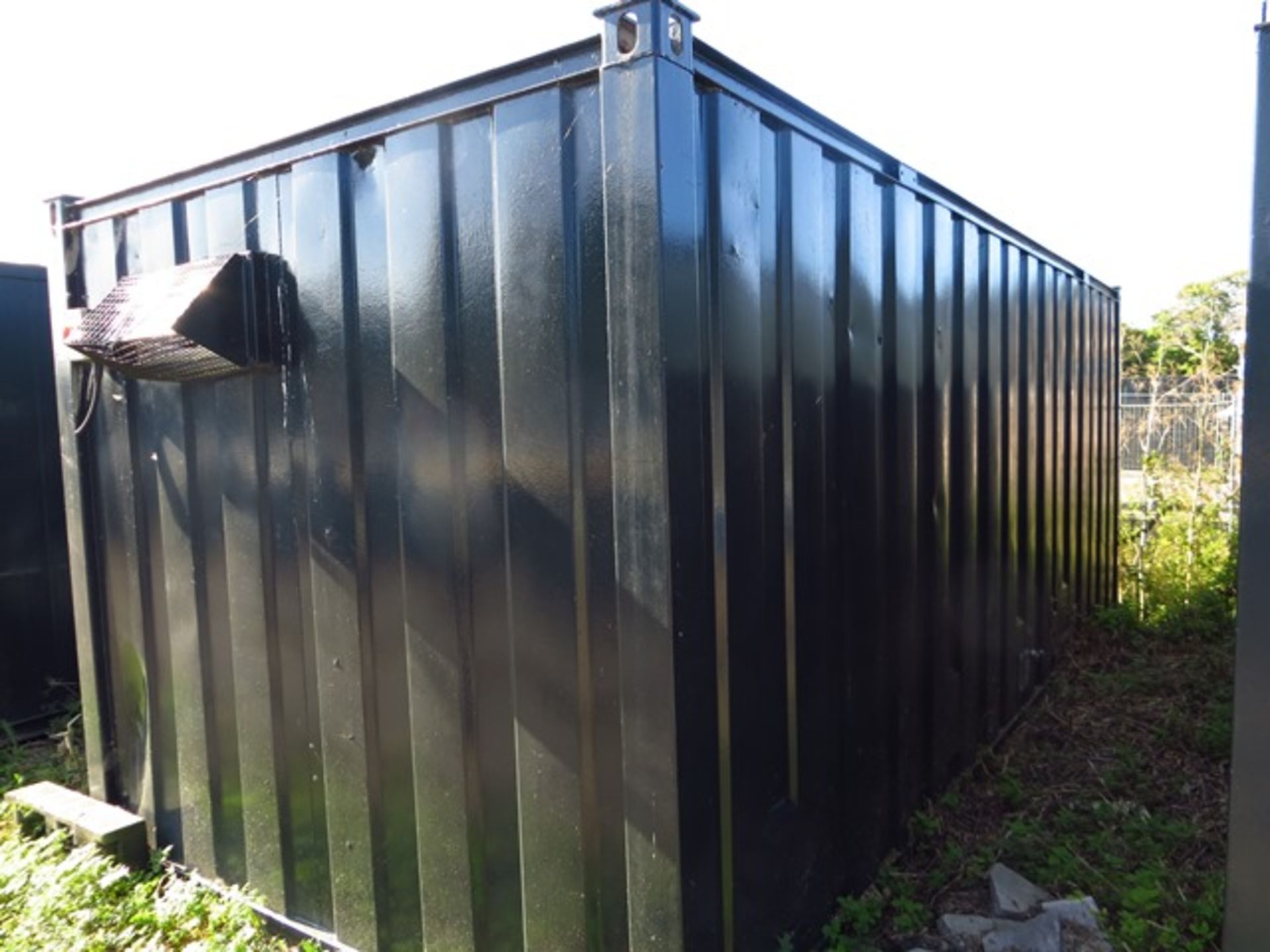 21' x 9' Steel Container Split WC 4 Cubicles & large Urinal c/w Separate Ladies Toilet Cubicle - Image 2 of 7