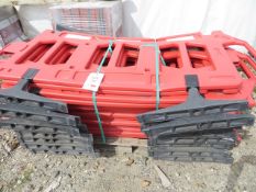 Approx 16 Plastic Crowd Control Barrier Length 1800mm Height 1100mm