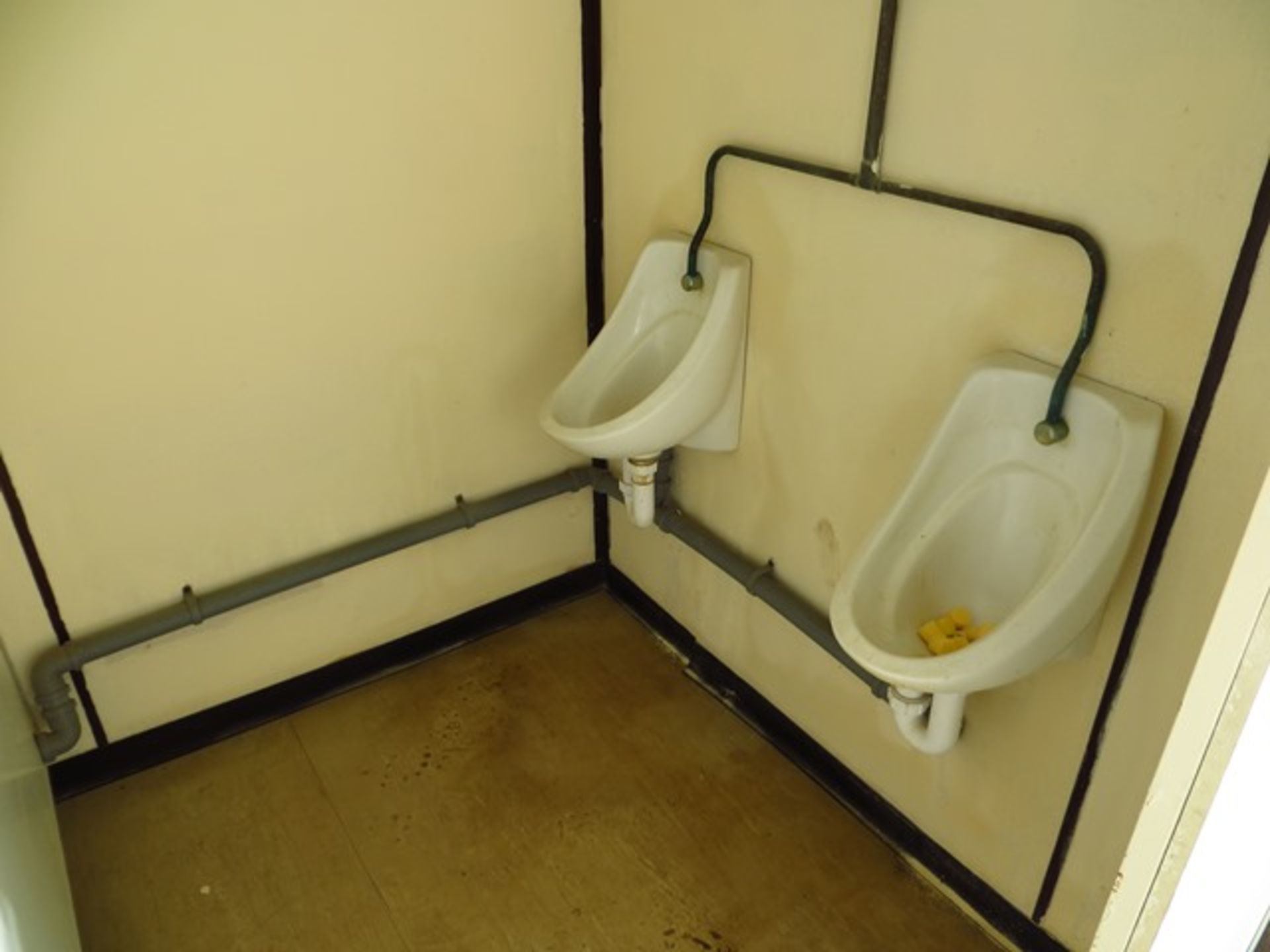 16' x 9' Steel Container Split WC 3 Cubicles & 3 Urinals c/w Separate Ladies Toilet Cubicle - Image 3 of 5