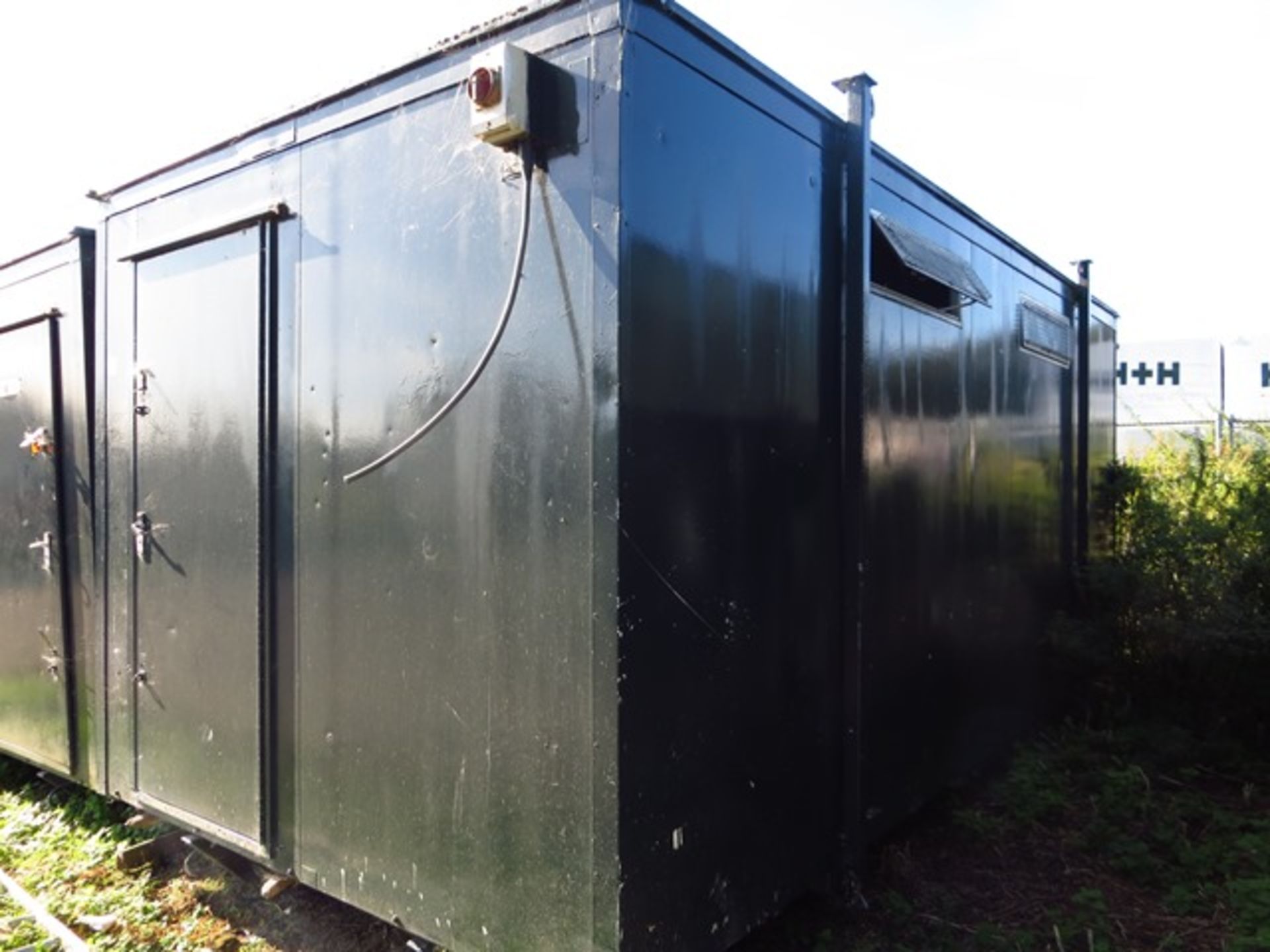 18' x 9' Jackleg Steel Container Split WC 3 Cubicles & 3 Urinals c/w Separate Ladies Toilet Cubicle - Image 2 of 5