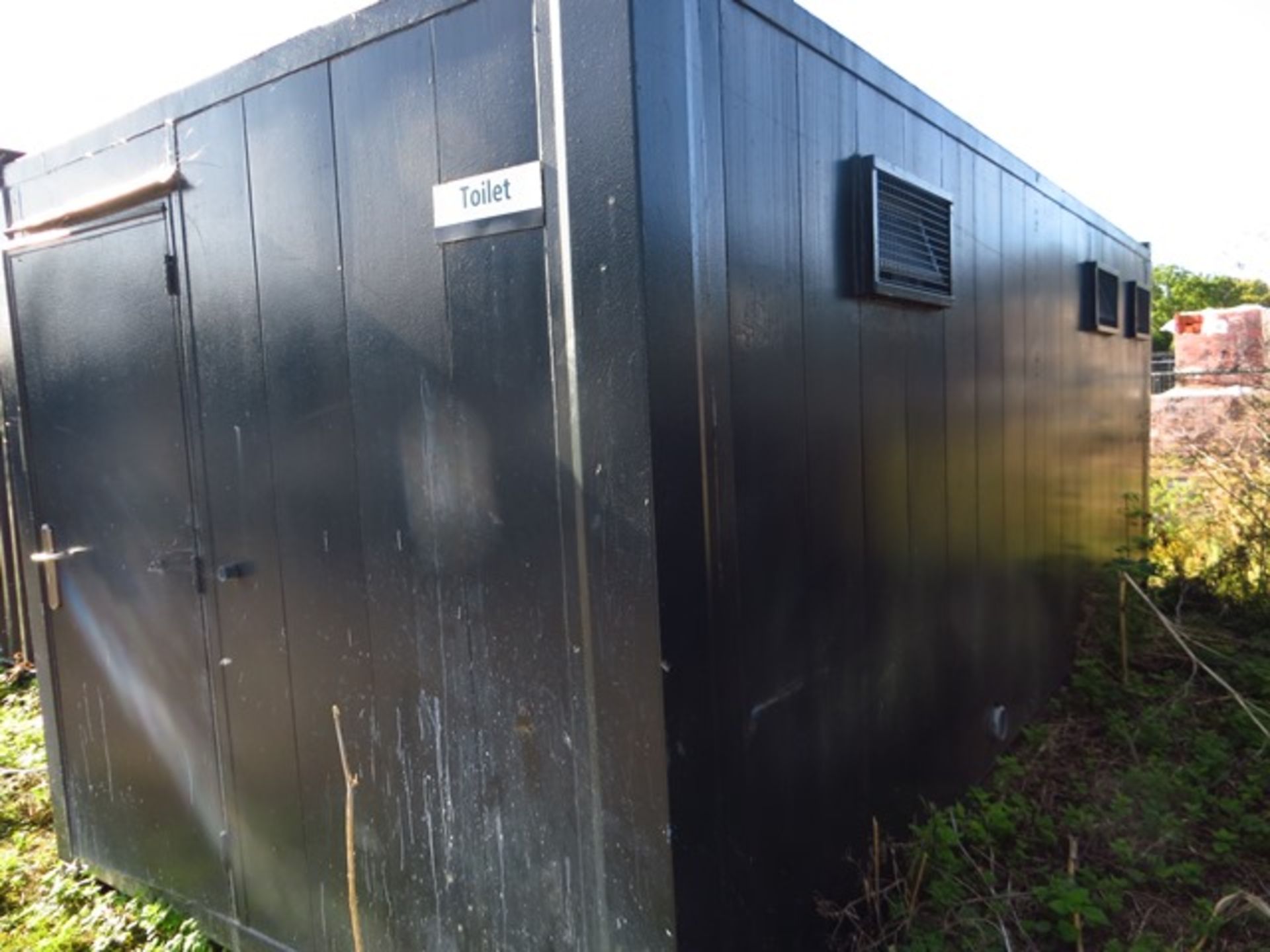 21' x 9' Steel Container Split WC 4 Cubicles & 4 Urinals c/w Separate Ladies Toilet Cubicle - Image 2 of 4