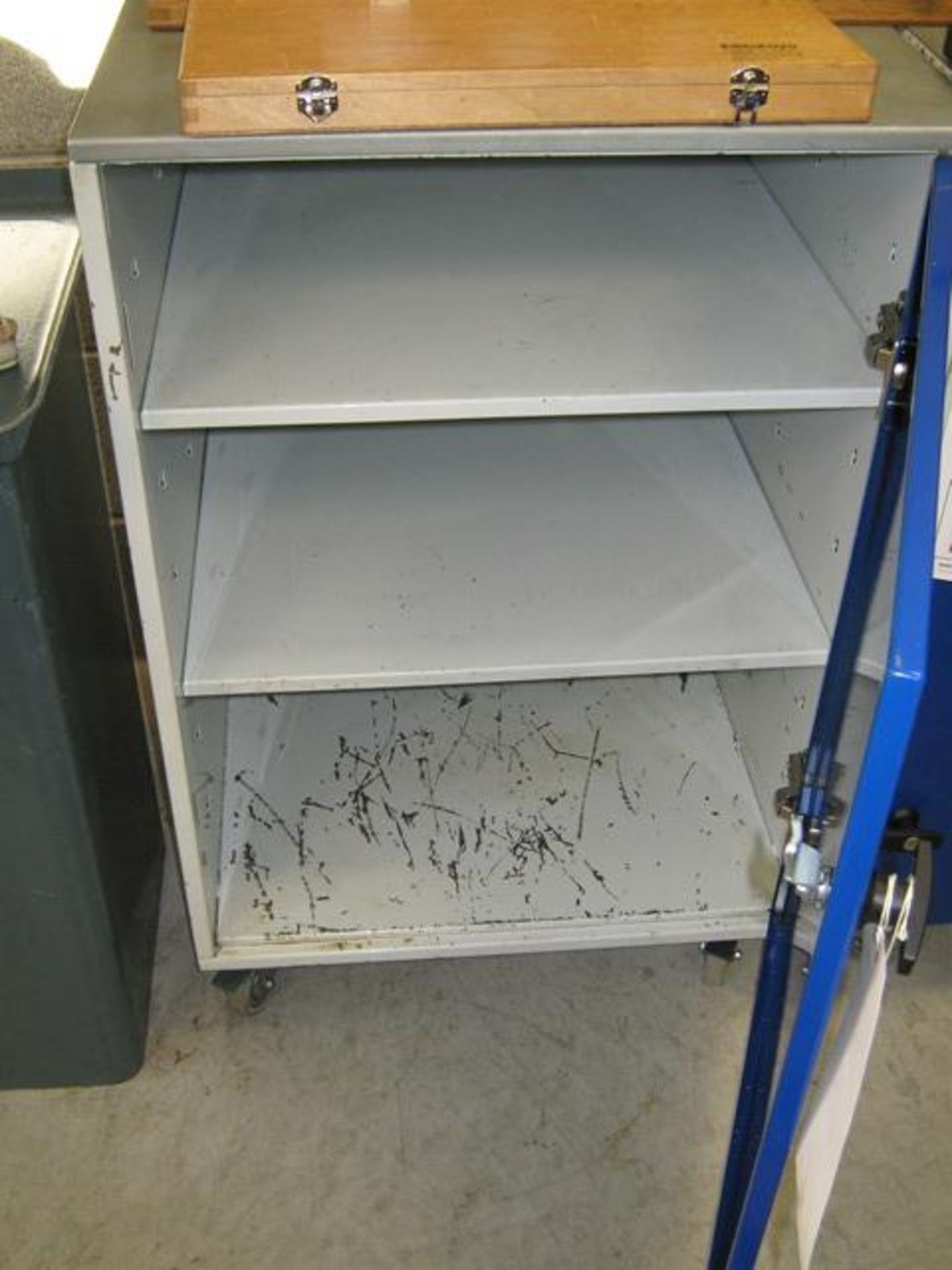 Tool cabinet on castors, 600mm x 600mm x 900mm high - Image 2 of 2