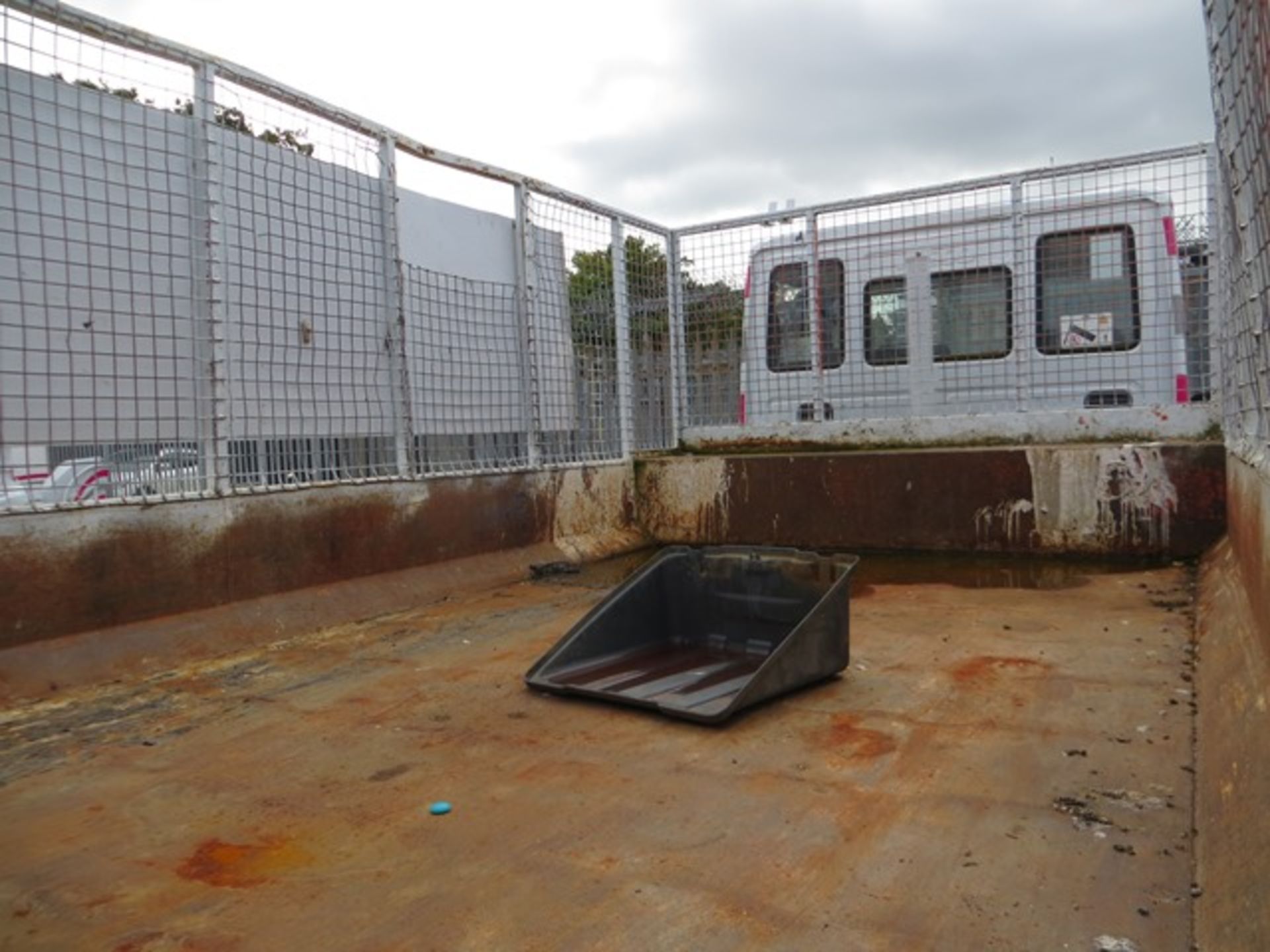 Iveco Eurocargo 7.5 ton cage tipper truck with tail lift & tow bar 3920cc Reg No GN57JWO DOR 03/10/ - Image 7 of 11