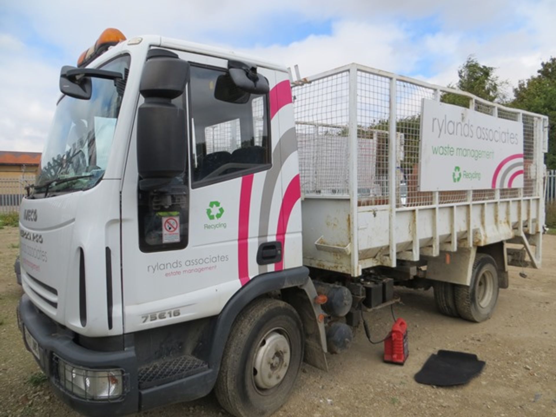 Iveco Eurocargo 7.5 ton cage tipper truck with tail lift & tow bar 3920cc Reg No GN57JWO DOR 03/10/ - Image 3 of 11