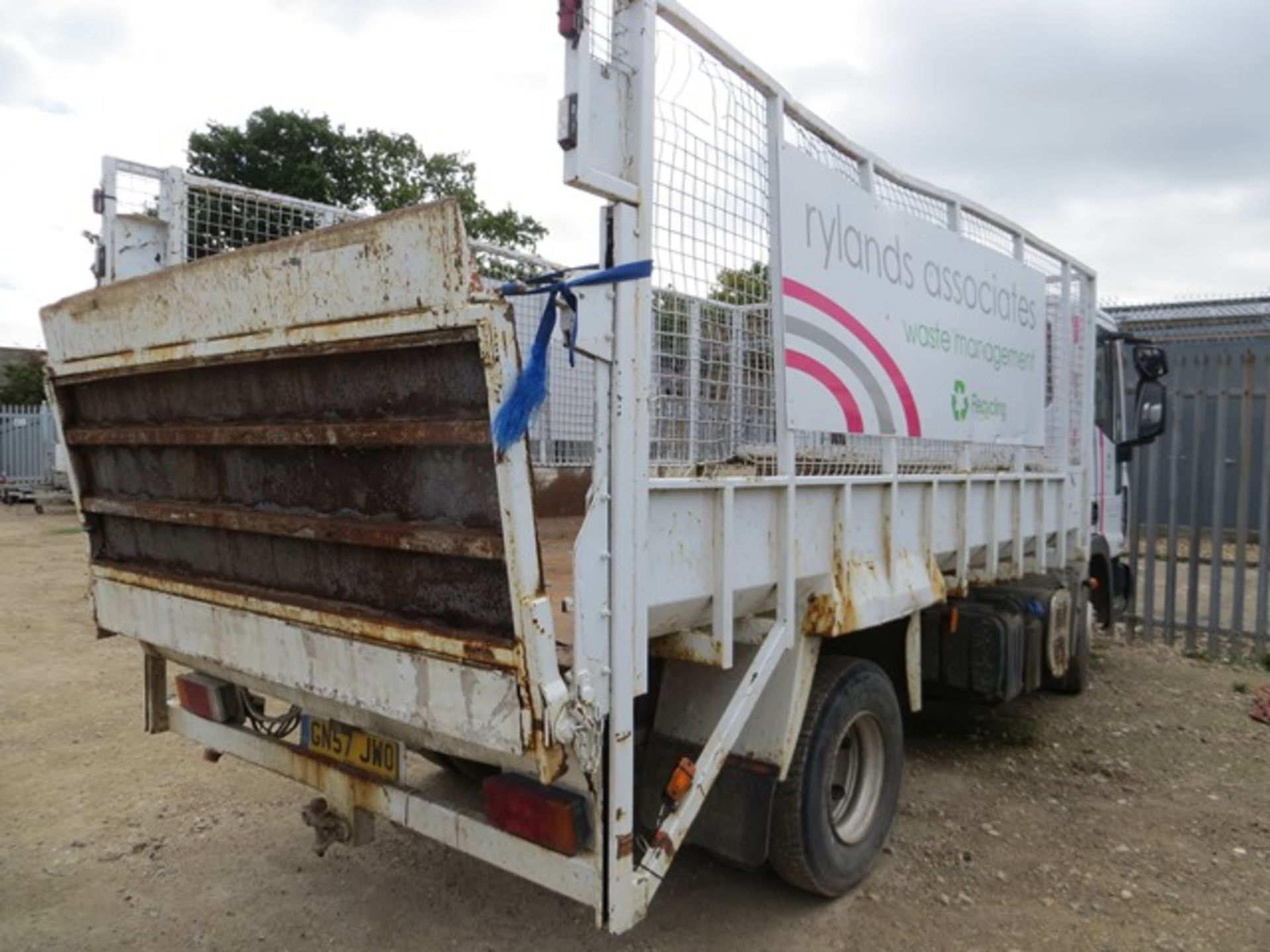 Iveco Eurocargo 7.5 ton cage tipper truck with tail lift & tow bar 3920cc Reg No GN57JWO DOR 03/10/ - Image 6 of 11