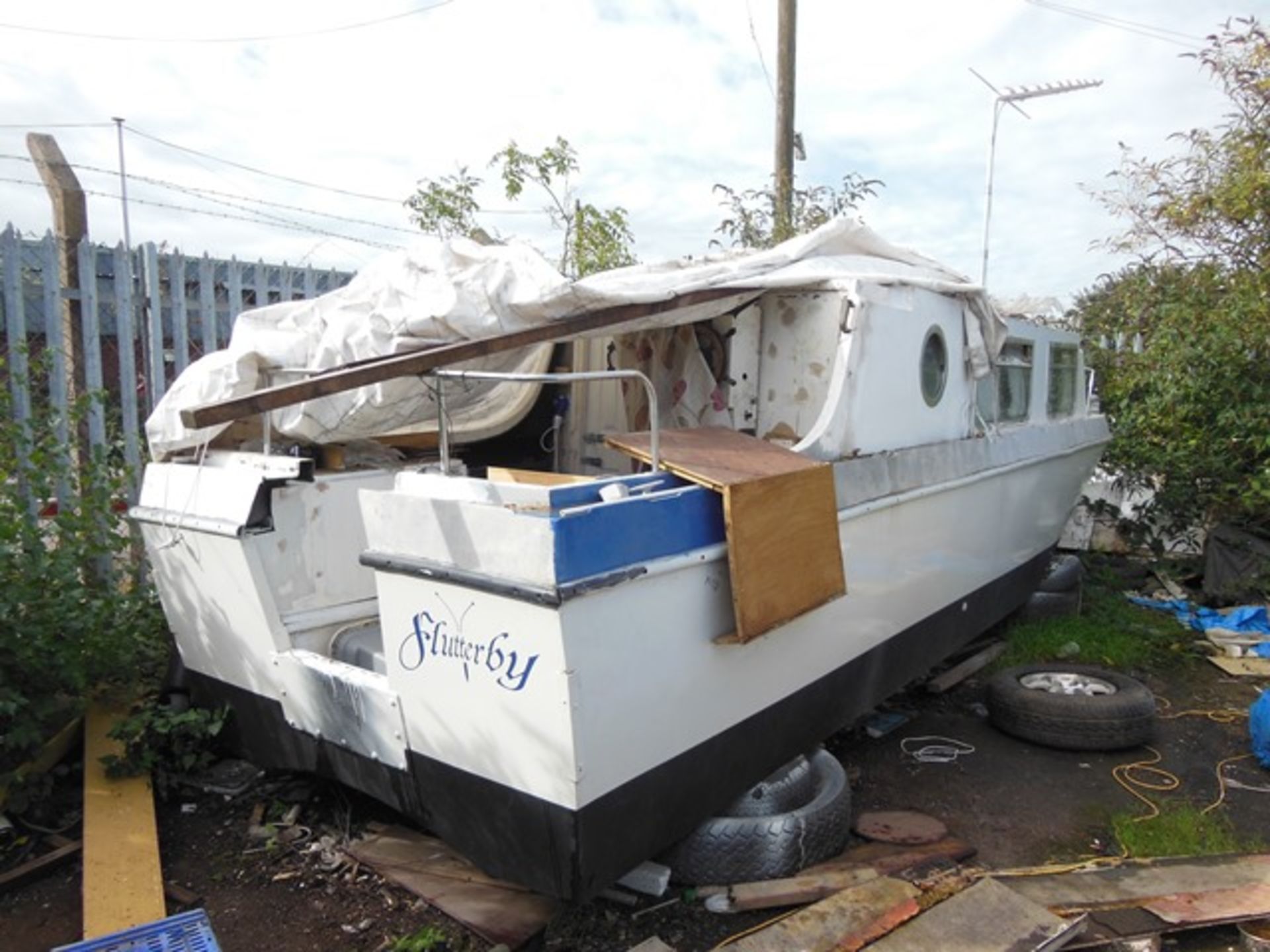 20 ft. canal cruiser for re-fit and repair. *NB: A work Method Statement and Risk Assessment must - Image 3 of 3