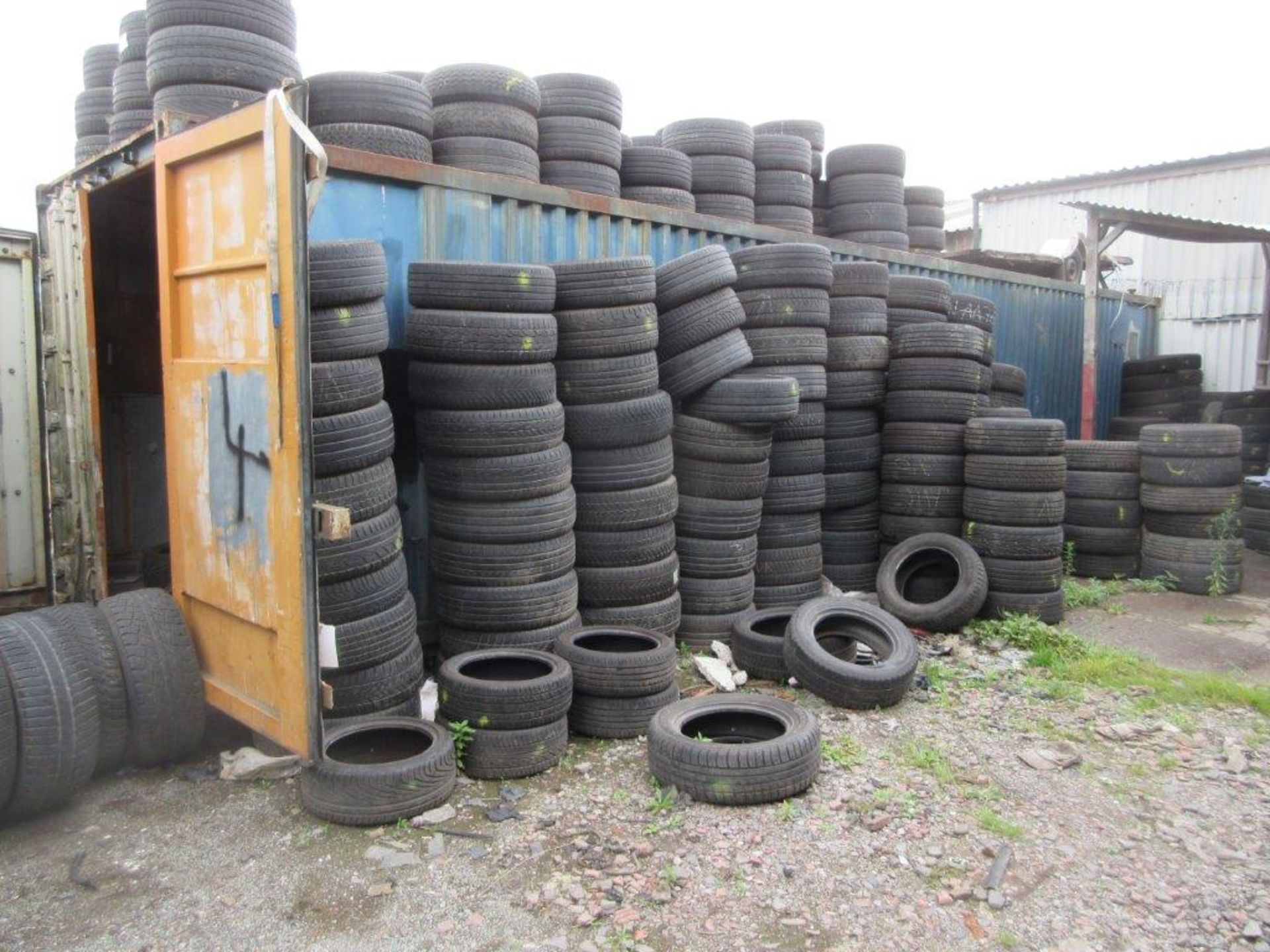 White steel shipping container, 40 ft. x 8 ft. approx. (Tyres included with Lot 1). *NB: A work - Image 3 of 3