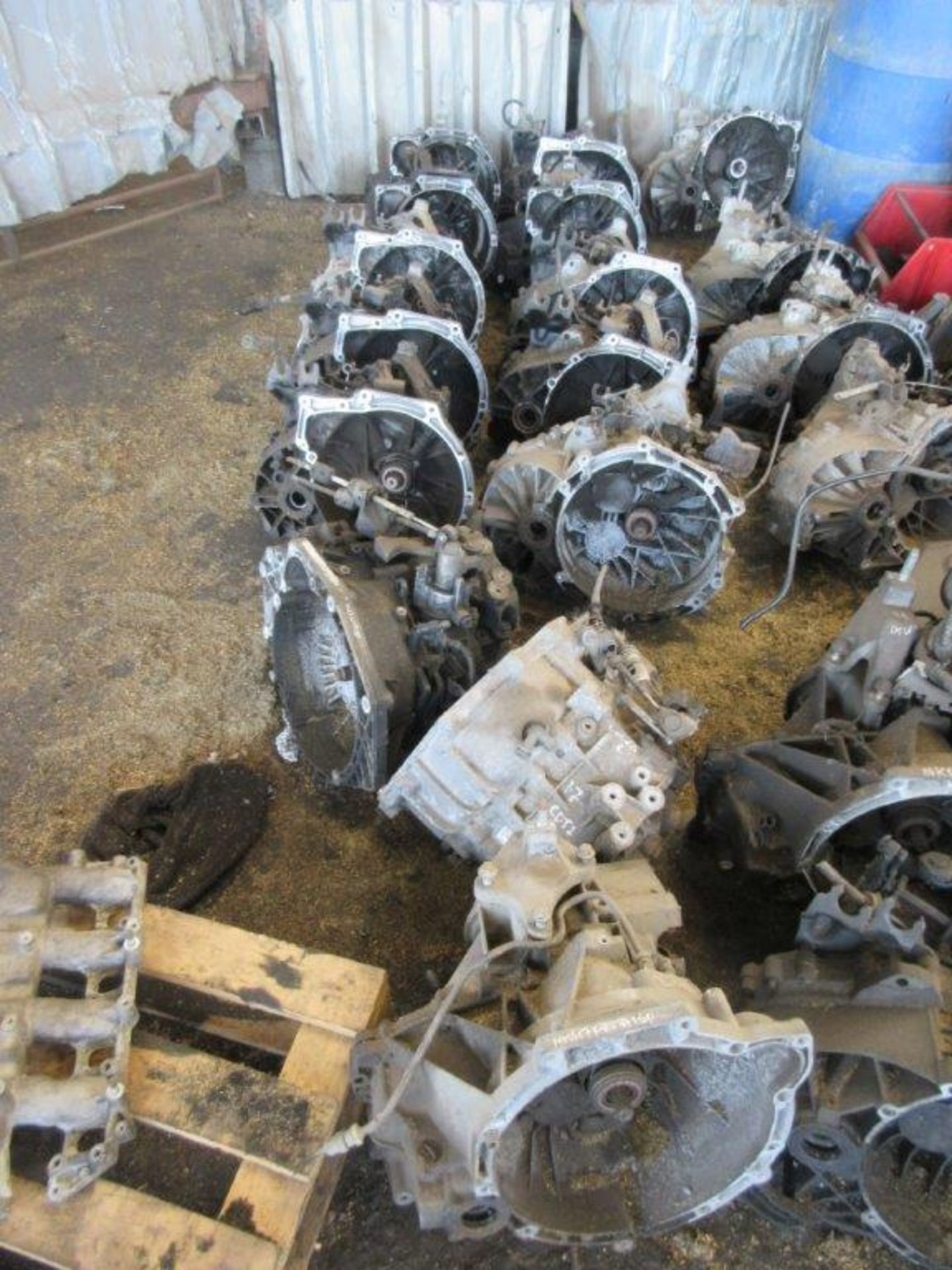 Quantity of circa 24 assorted gearboxes including 08 Galaxy 2.0L auto, 08 Galaxy auto, Mk 3 Ford, Mk - Image 6 of 9