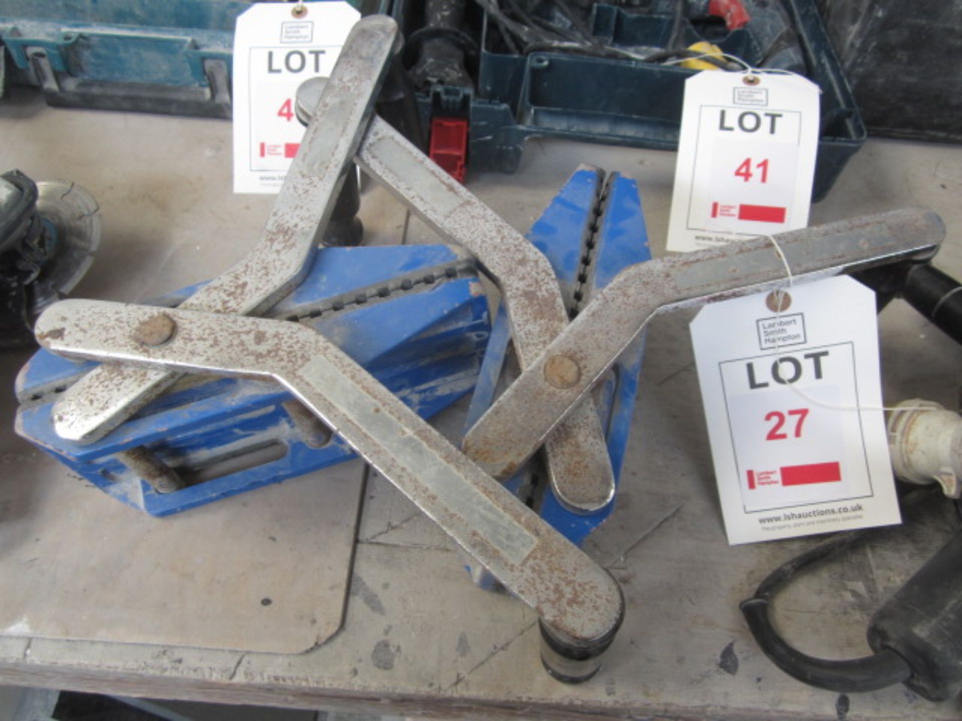 2 x Manual slab lift hoist. NB: This item has no record of Thorough Examination. The purchaser must