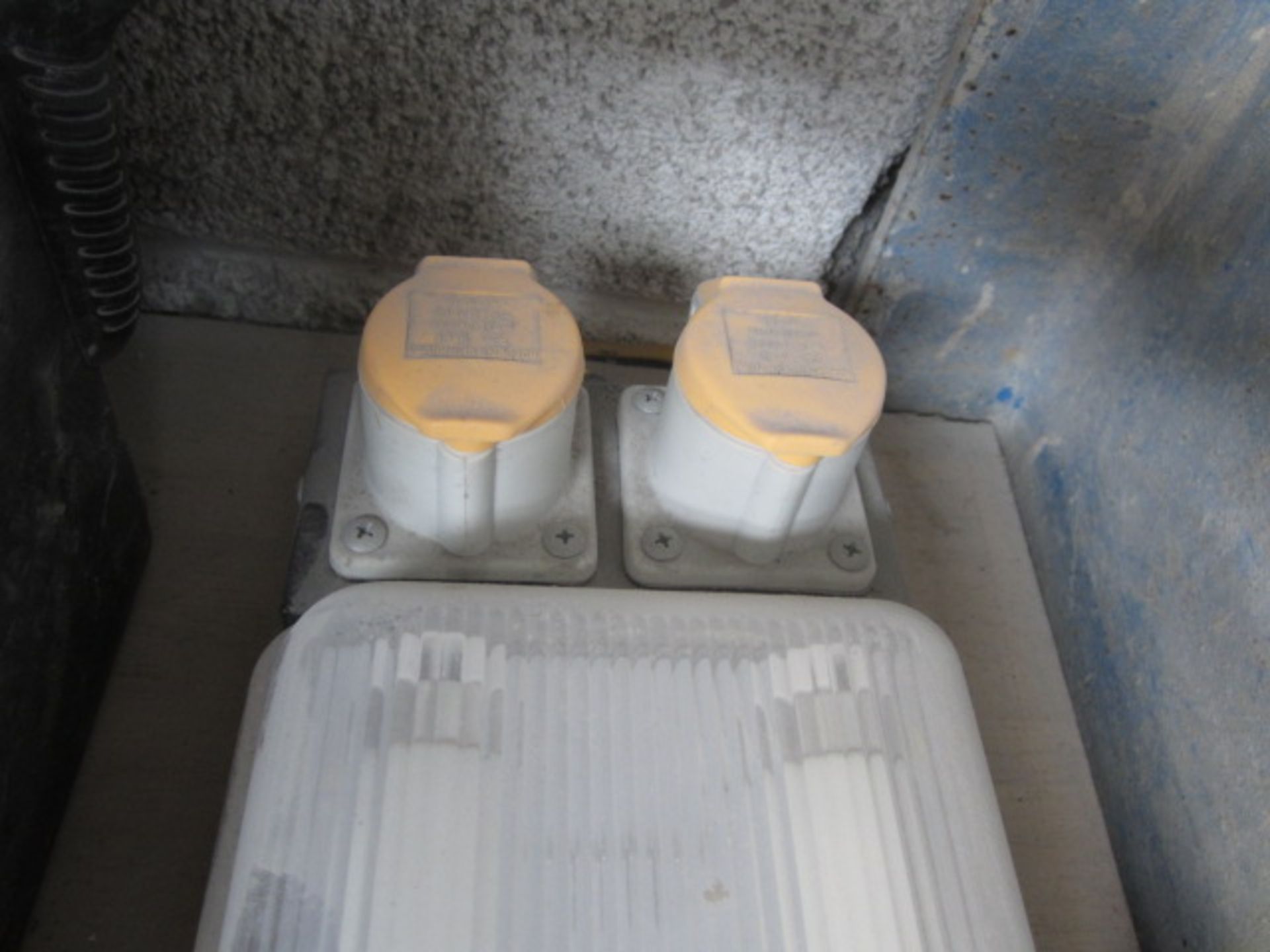 Site strip light with 2 x outlets, 110v - Bild 2 aus 2